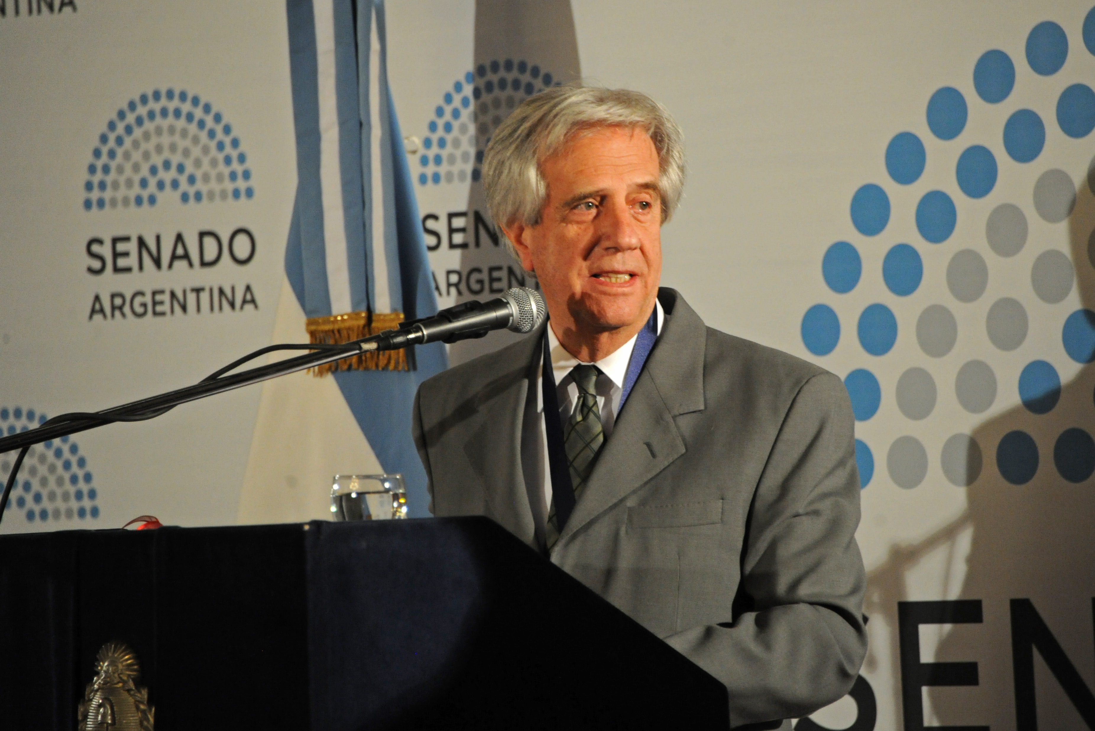 Presidente Tabaré Vázquez haciendo uso de la palabra, al ser distinguido con el Premio Derechos Humanos 2016 del Senado de la República Argentina