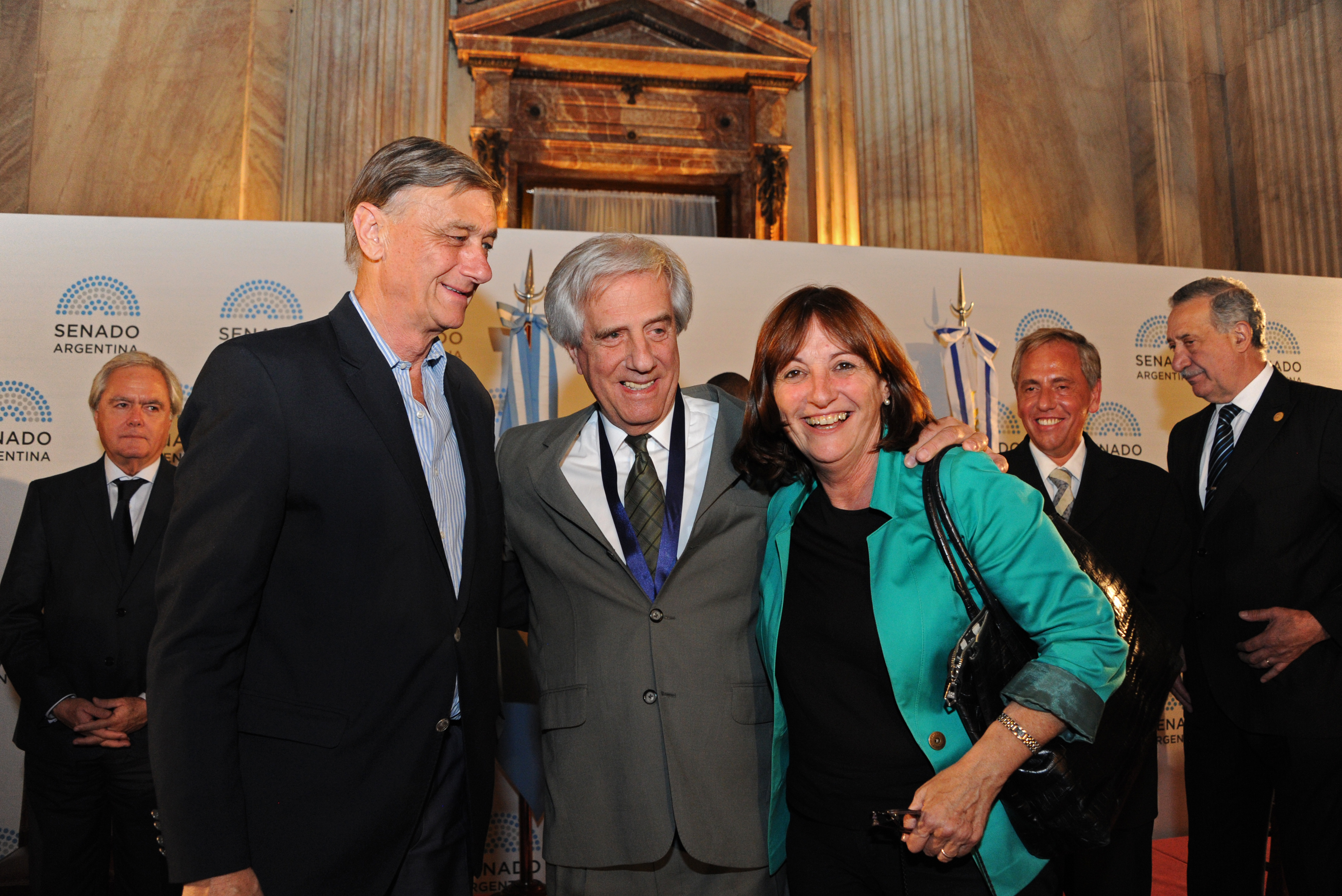 Presidente Tabaré Vázquez recibe saludos, posteriormente a ser distinguido con el Premio Derechos Humanos 2016 del Senado de la República Argentina