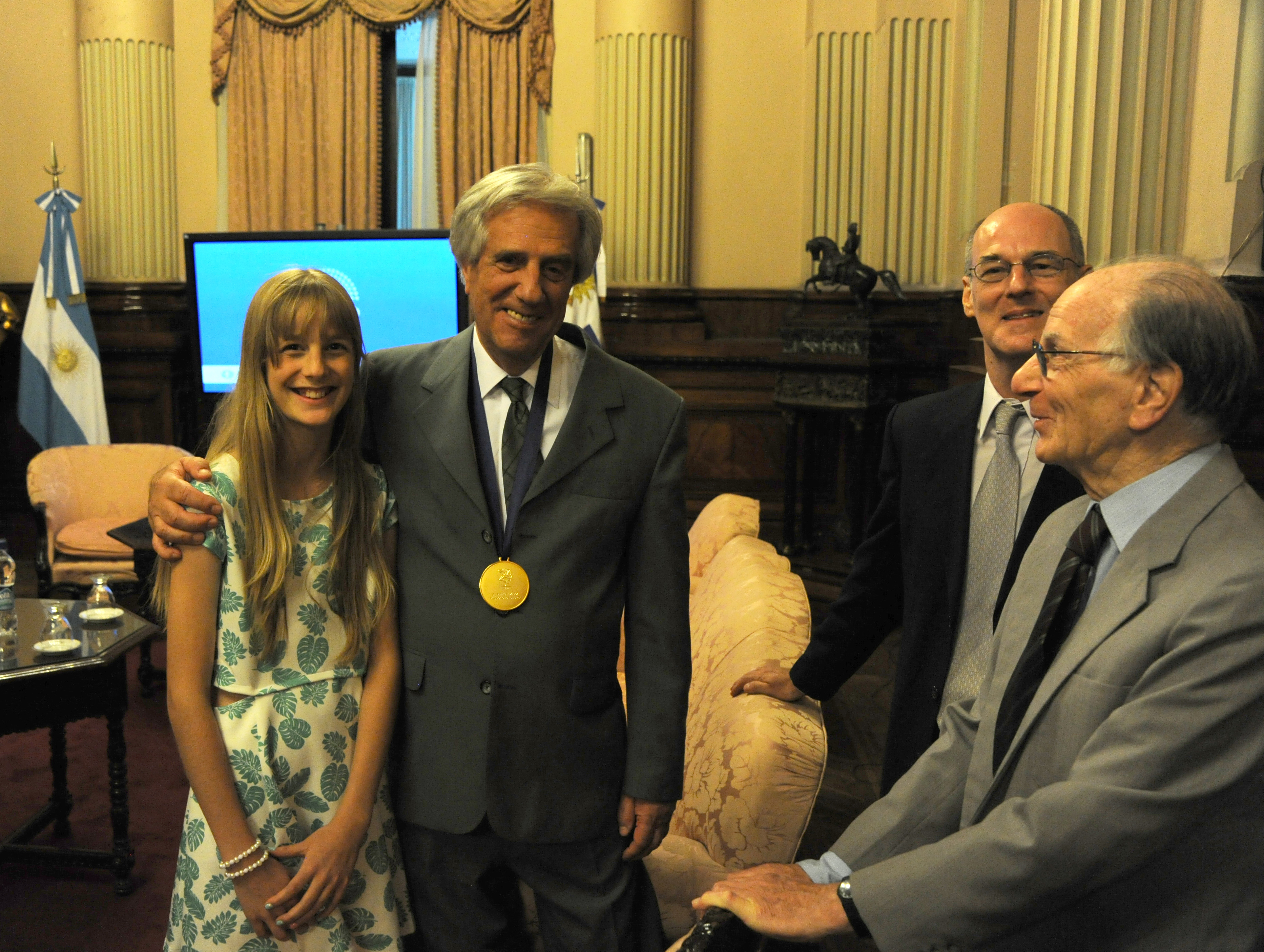 Presidente Tabaré Vázquez recibe saludos, posteriormente a ser distinguido con el Premio Derechos Humanos 2016 del Senado de la República Argentina