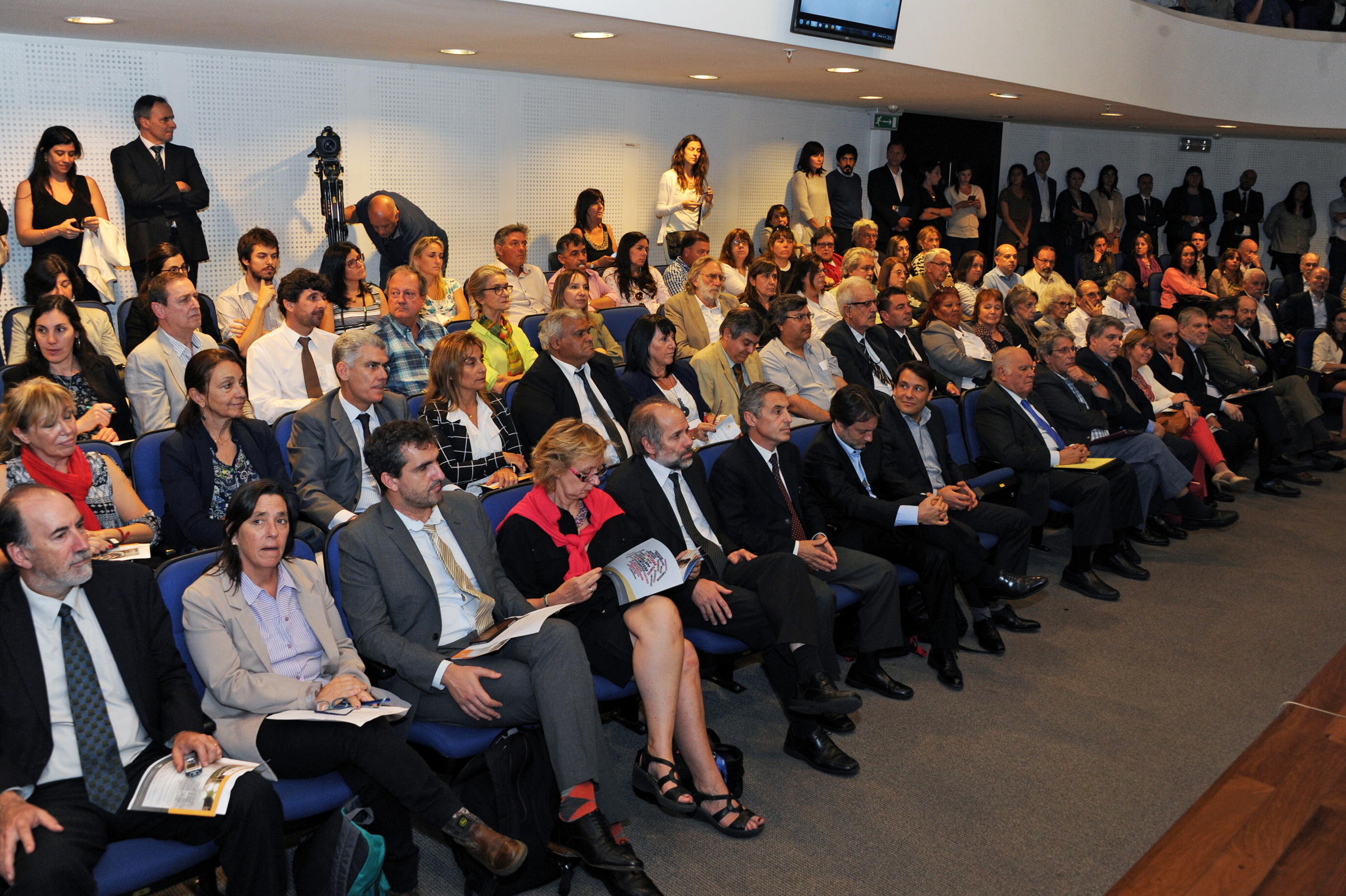 Autoridades y público asistente a la conferencia