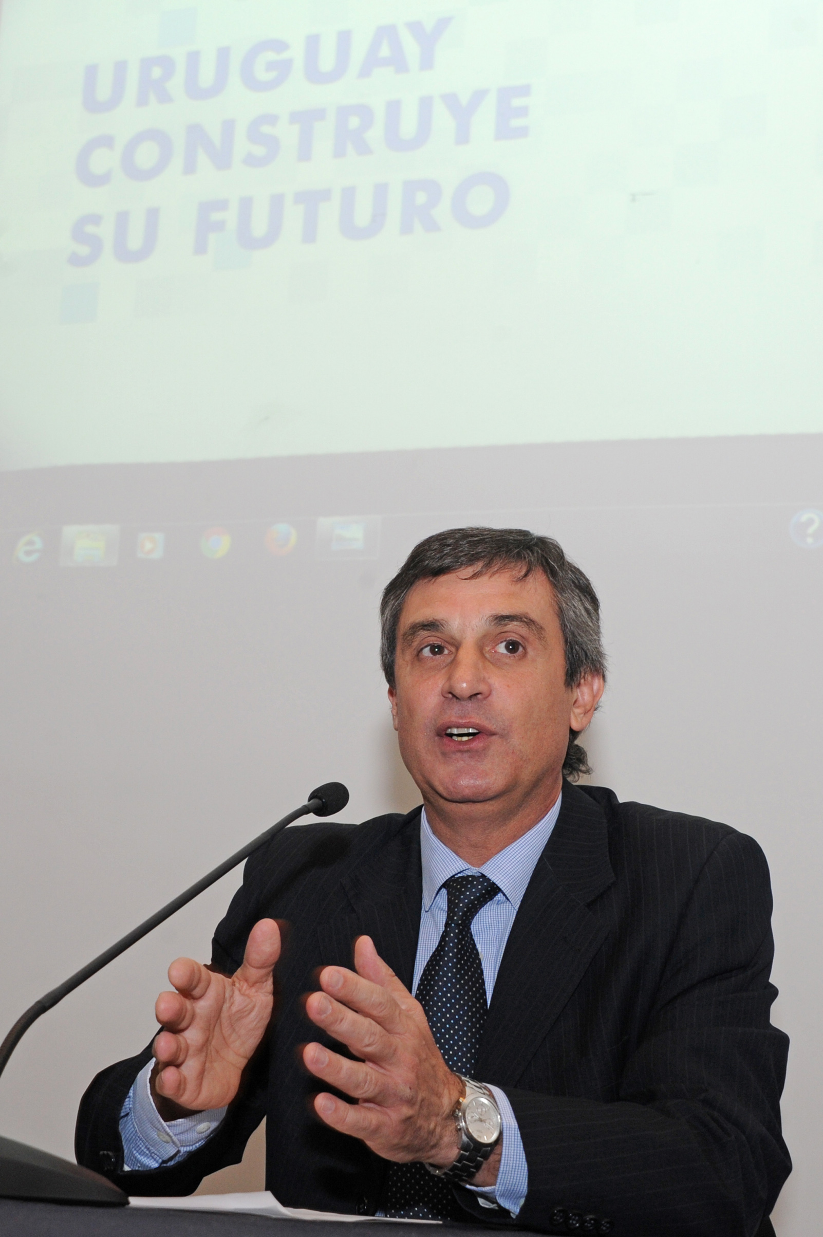 Director de OPP, Álvaro García, haciendo uso de la palabra