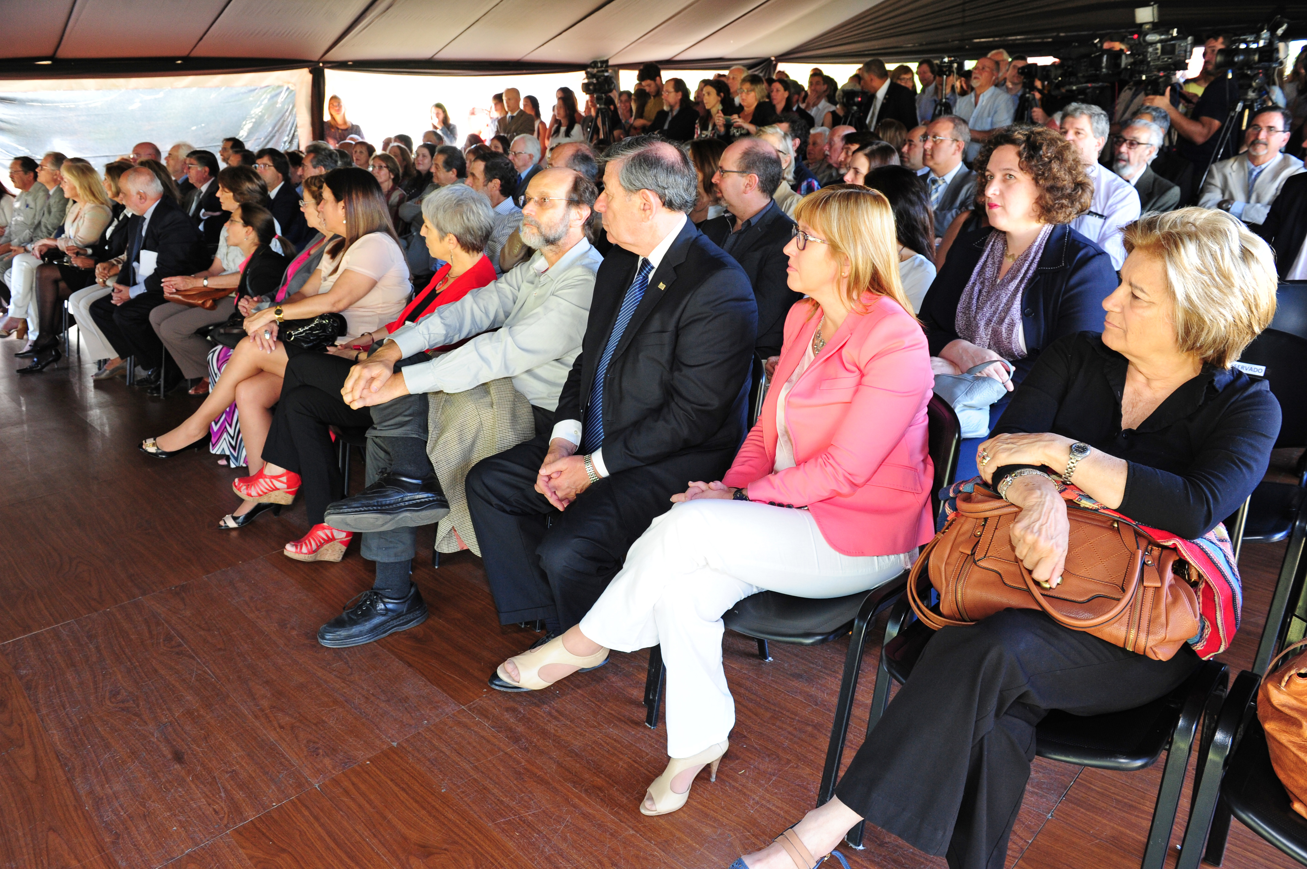 Autoridades y público asistente a la celebración