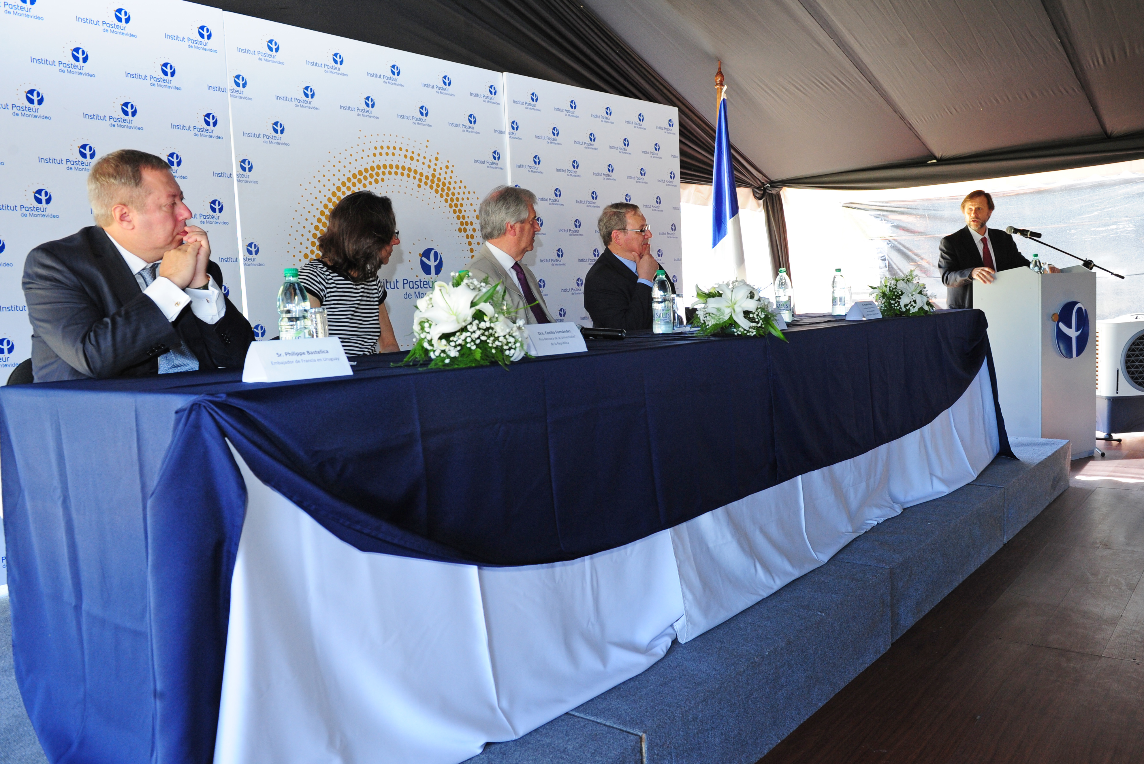 Mesa de autoridades encabezada por el Presidente Vázquez