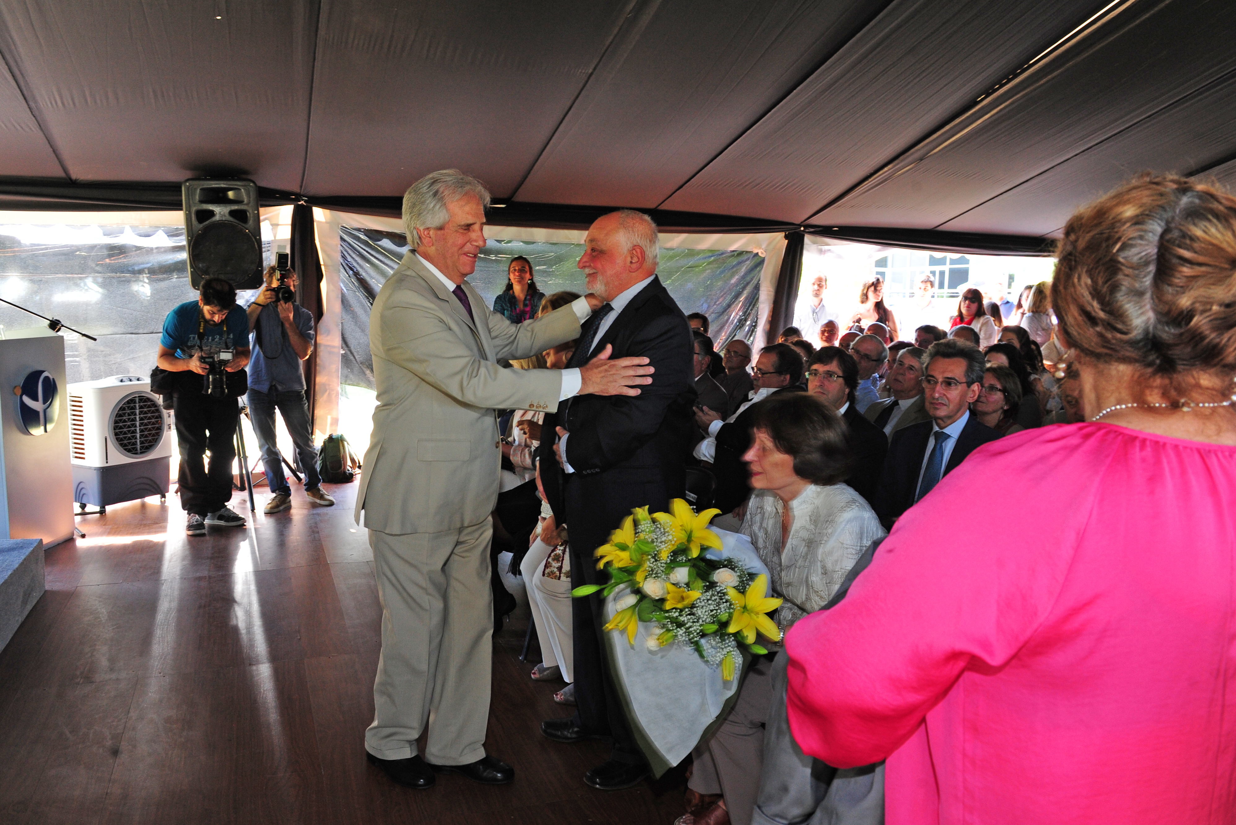 Presidente Tabaré Vázquez saluda a Guillermo Dighiero, primer director del Instituto Pasteur de Montevideo