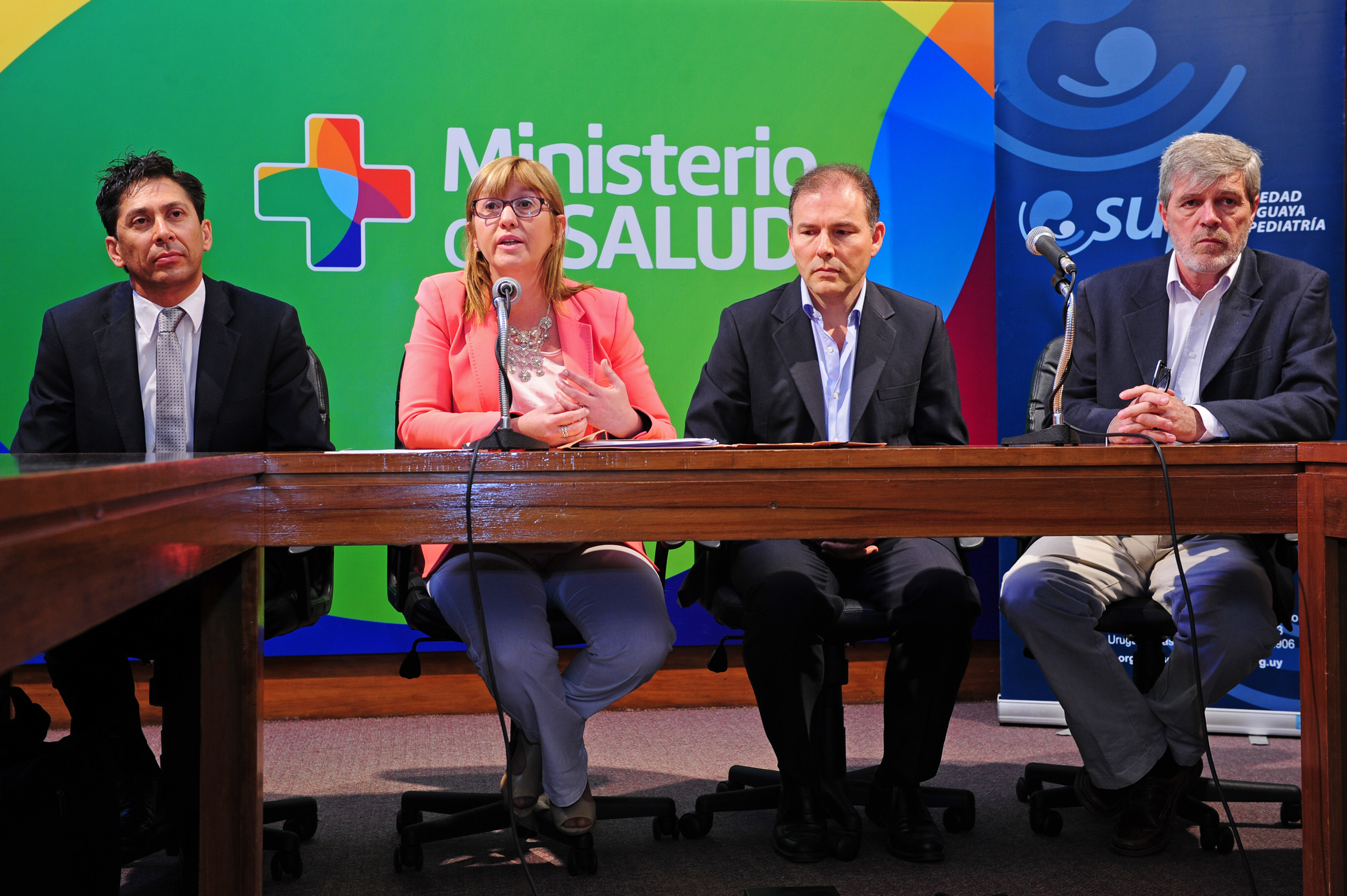 Subsecretaria de Salud Pública, Cristina Lustemberg, haciendo uso de la palabra