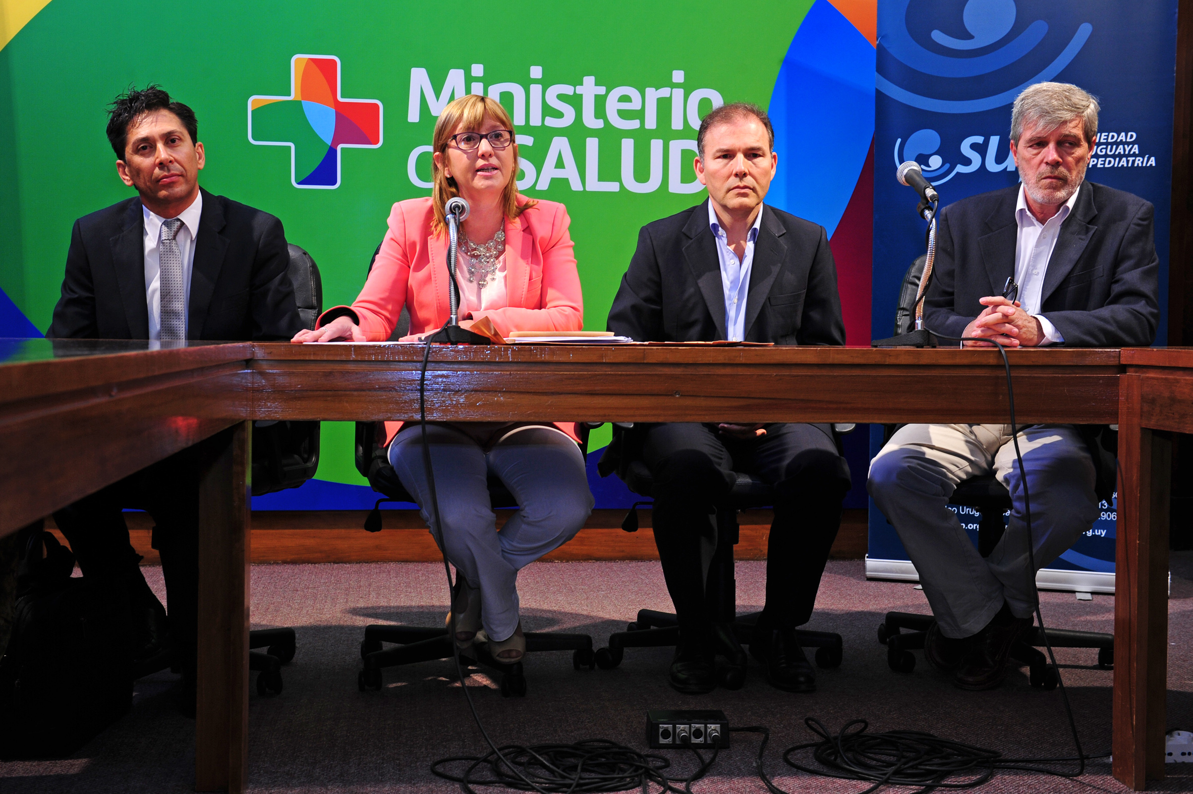 Subsecretaria de Salud Pública, Cristina Lustemberg, haciendo uso de la palabra