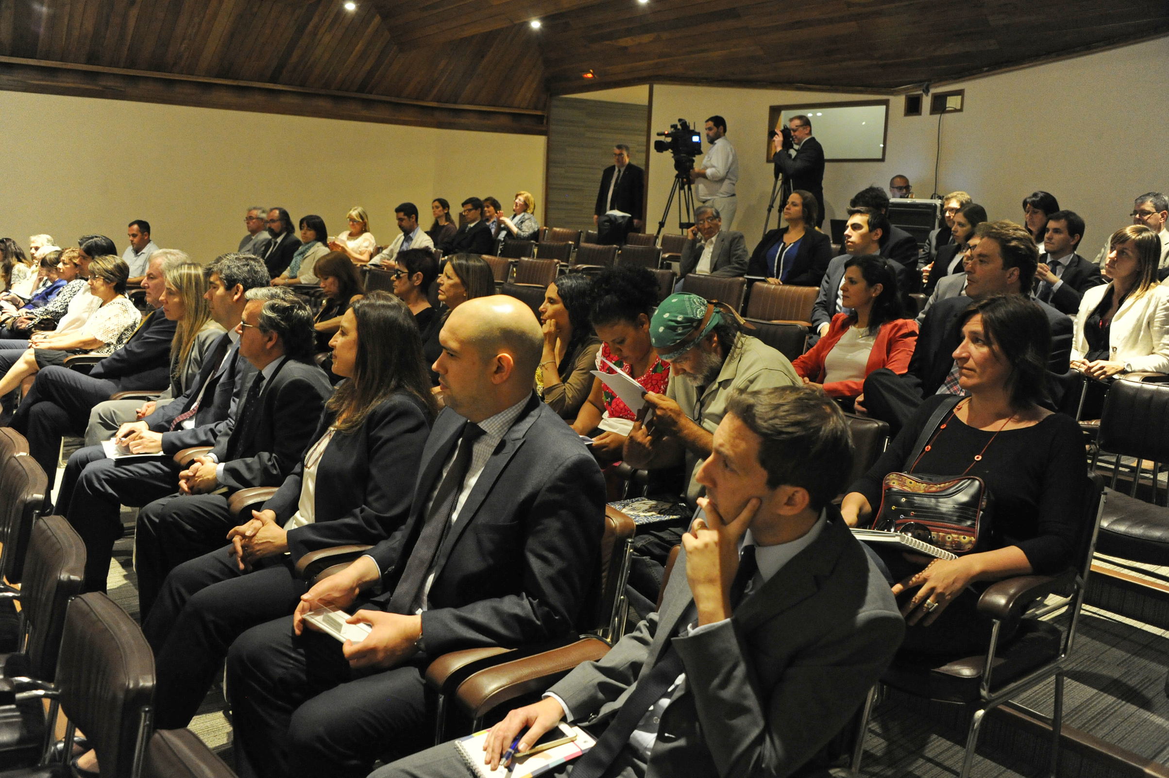 Autoridades y asistentes a la actividad