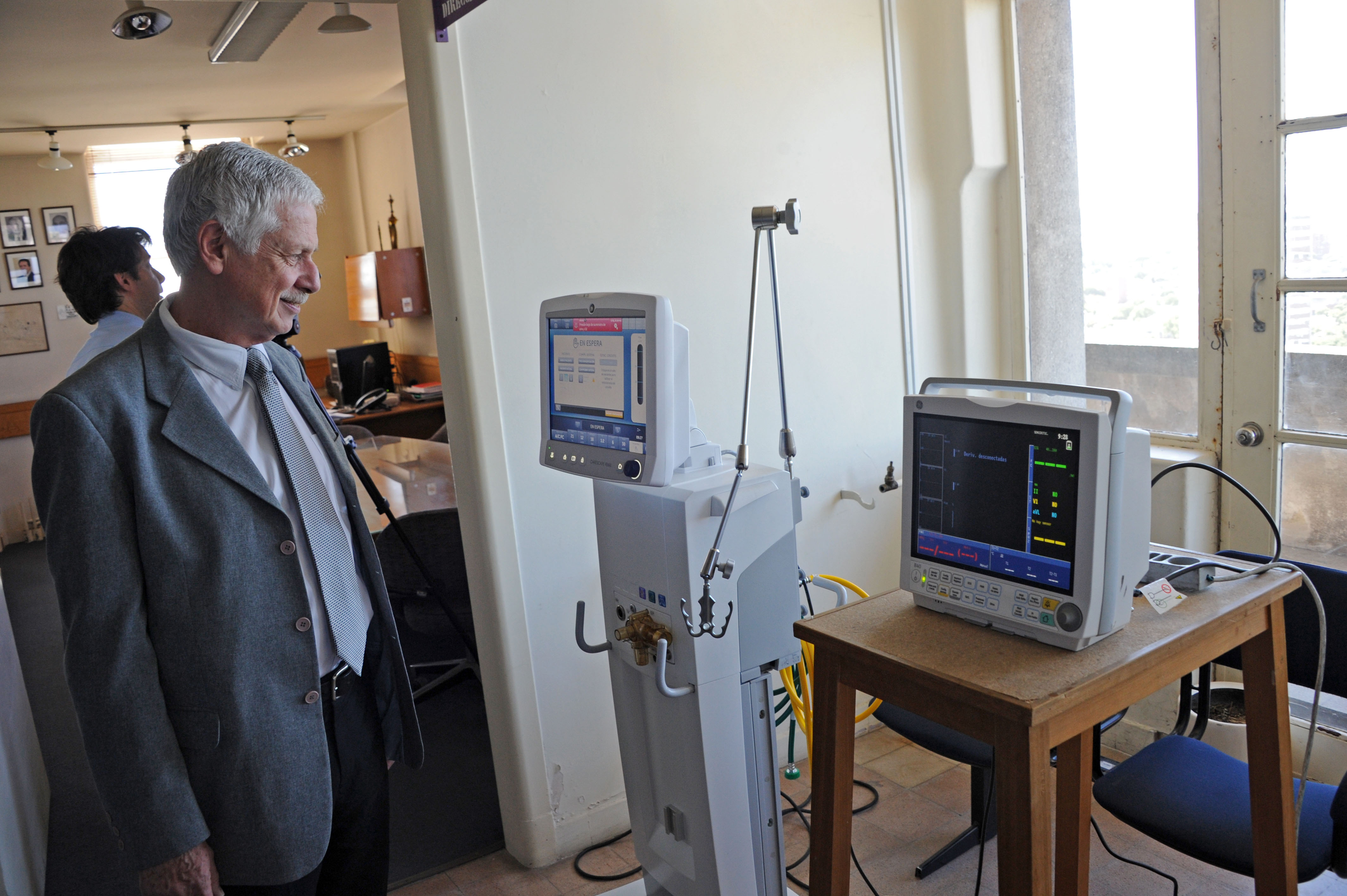 El ministro de Salud, Jorge Basso, destacó la incorporación de equipamiento para el Centro Nacional de Quemados que funciona en Hospital de Clínicas