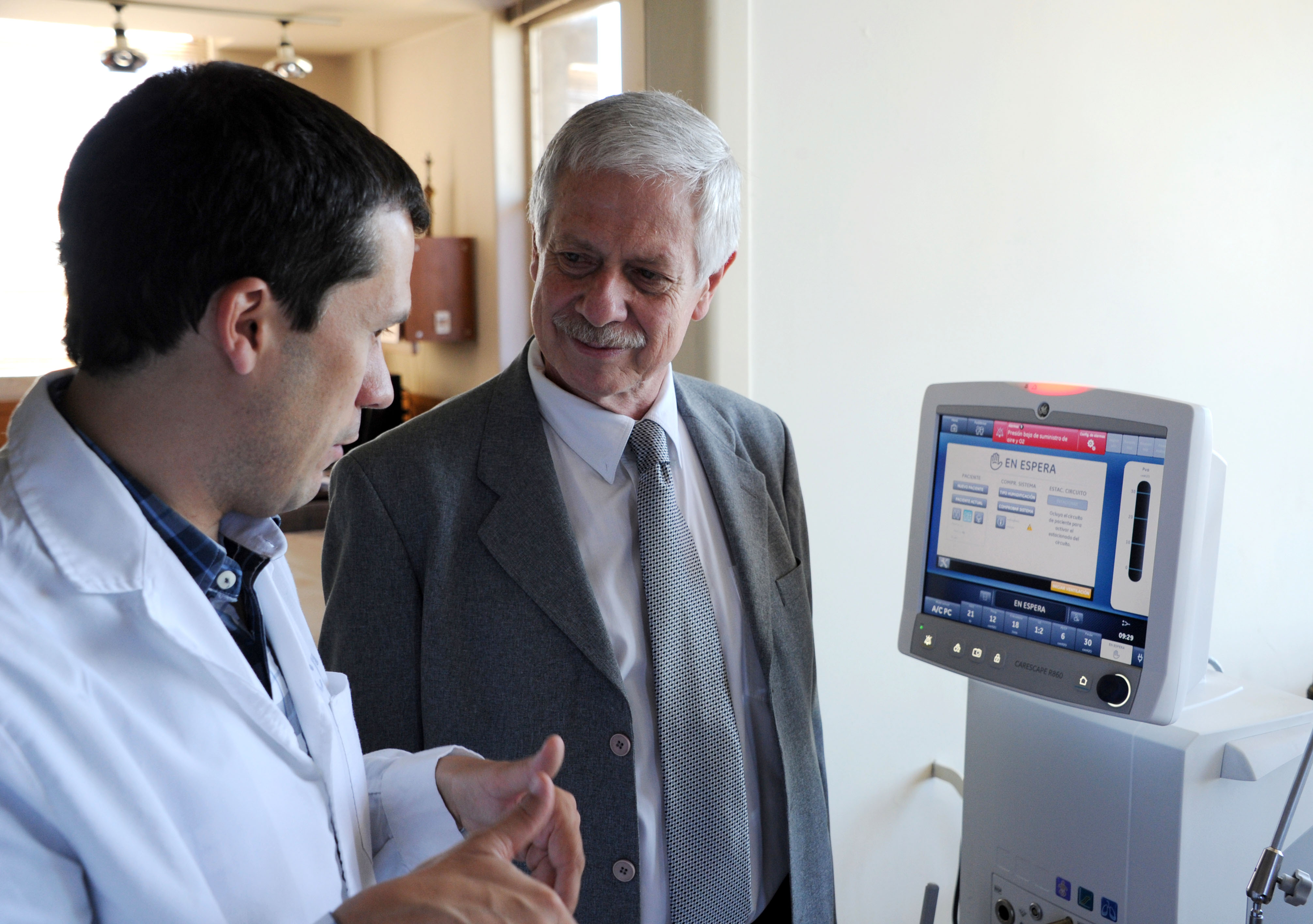 El ministro de Salud, Jorge Basso, destacó la incorporación de equipamiento para el Centro Nacional de Quemados que funciona en Hospital de Clínicas