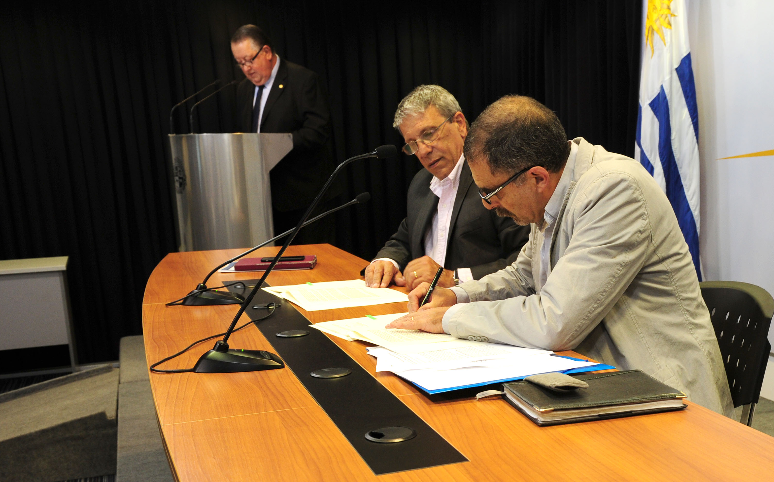 Firma de acuerdo entre el titular de la Secretaría Nacional de Ambiente, Agua y Cambio Climático, Carlos Colacce y representante del BID, Juan Taccone