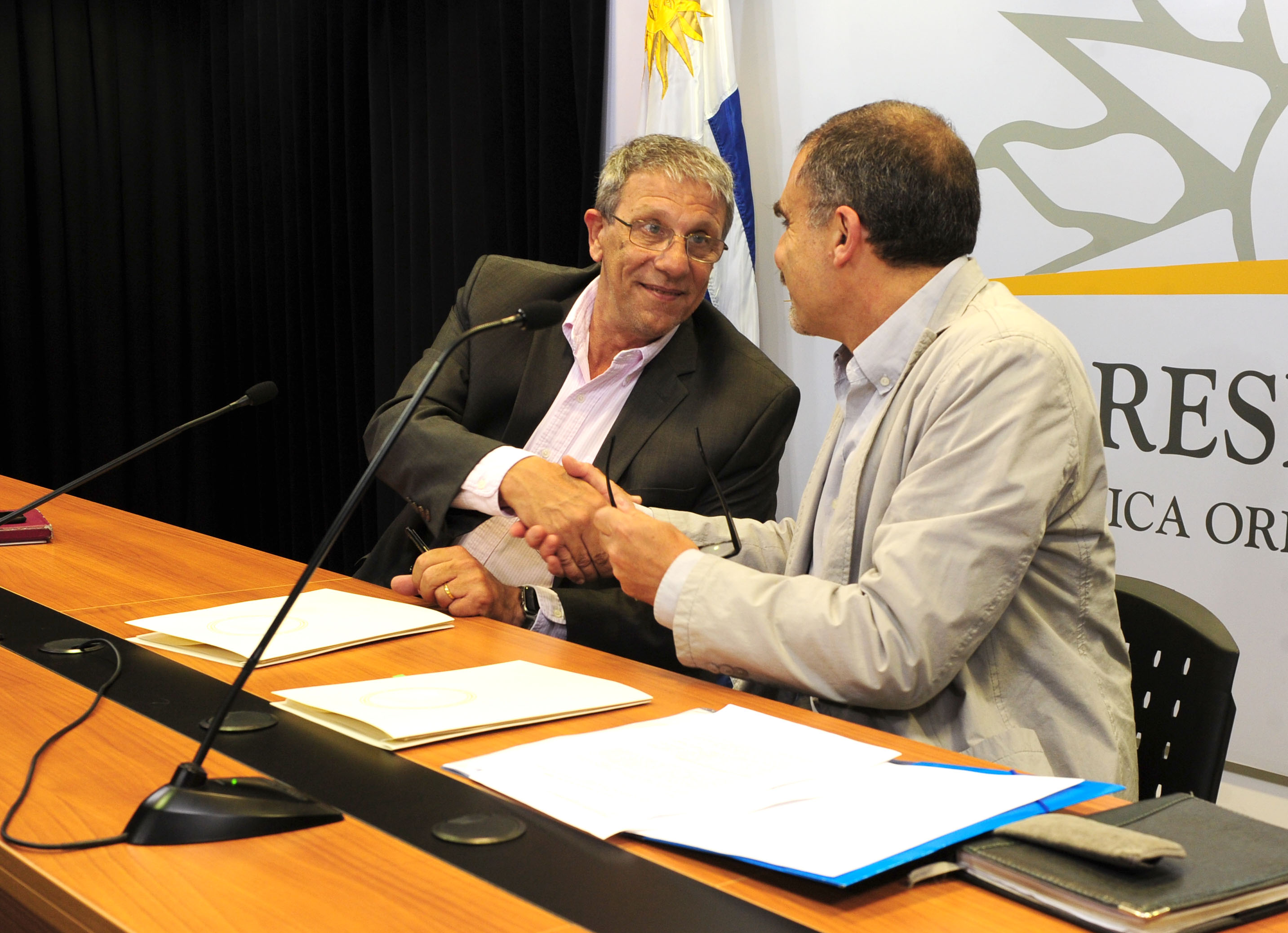 Firma de acuerdo entre el titular de la Secretaría Nacional de Ambiente, Agua y Cambio Climático, Carlos Colacce y representante del BID, Juan Taccone