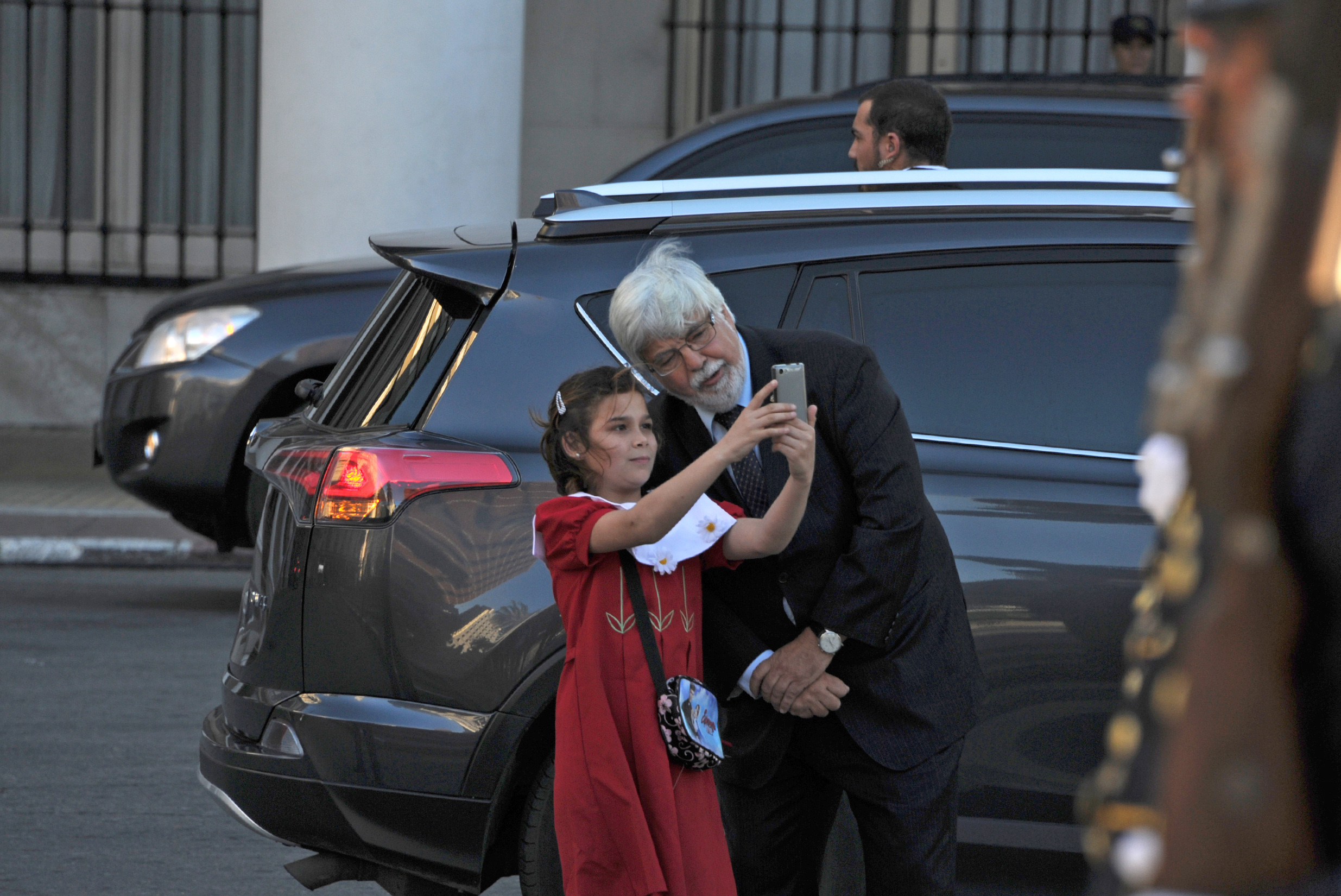 Ministro Eduardo Bonomi, junto a una niña, previo al inicio del acto