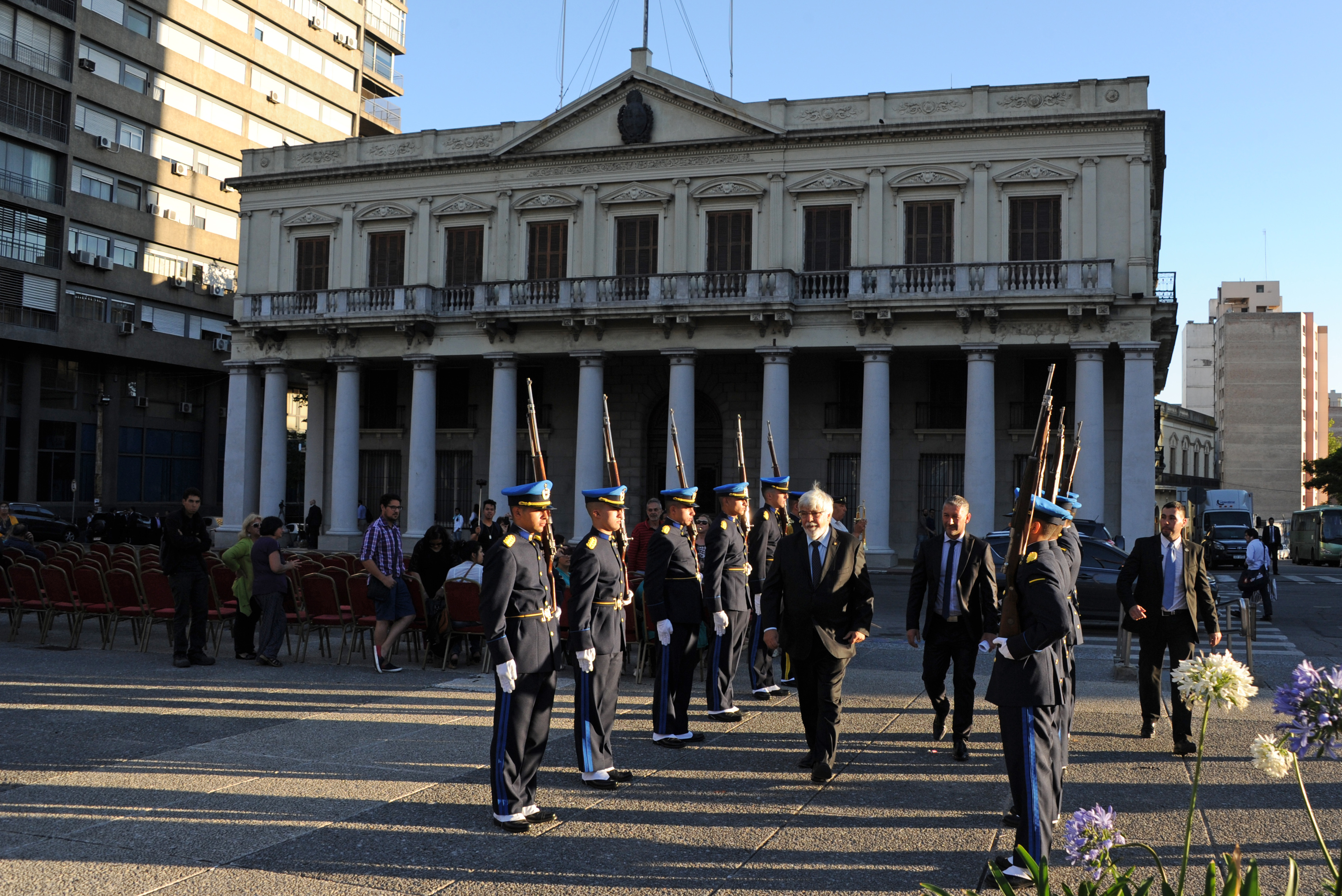 Llegada del ministro Eduardo Bonomi a la Plaza Independencia