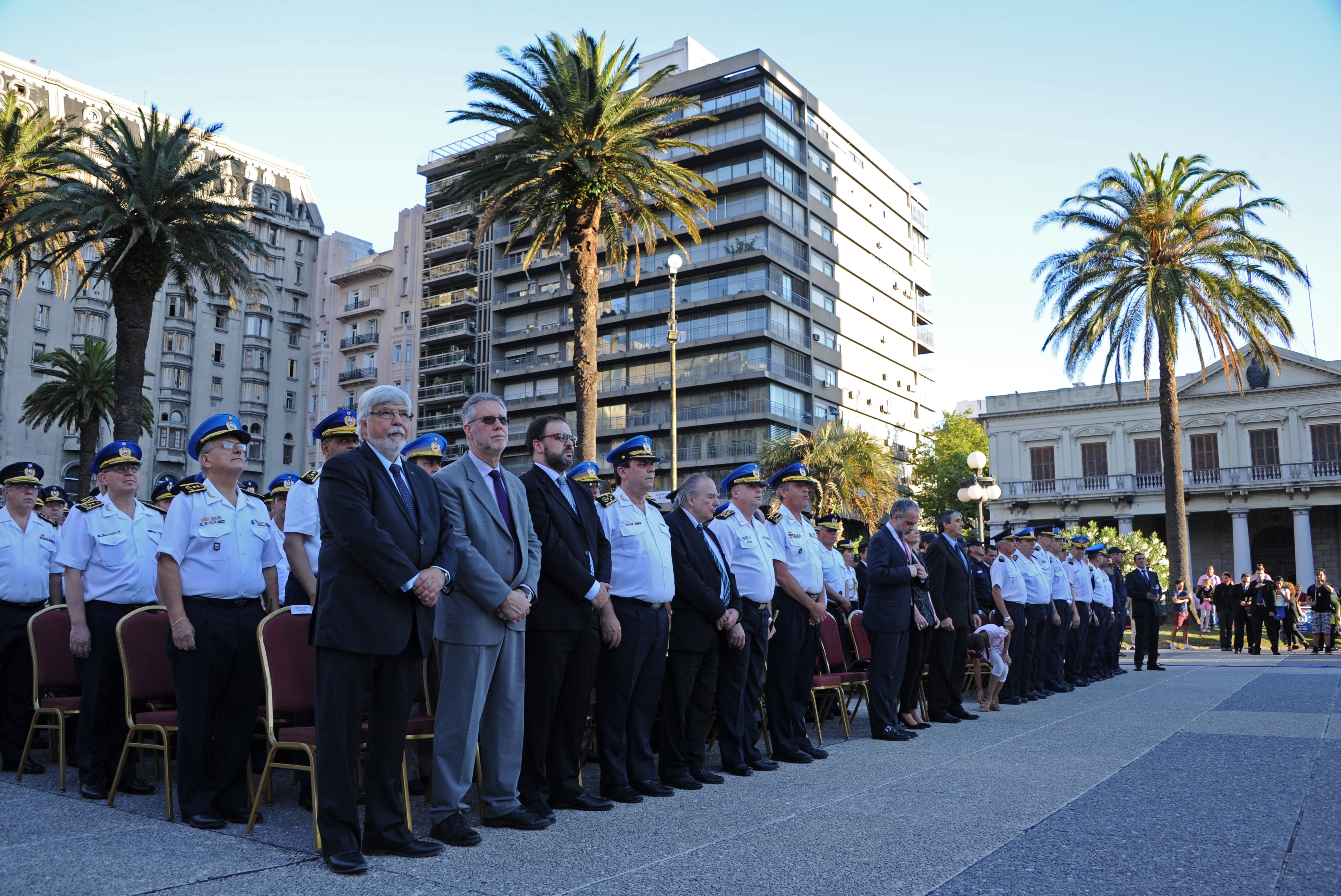 Autoridades y funcionarios policiales asistentes a la celebración