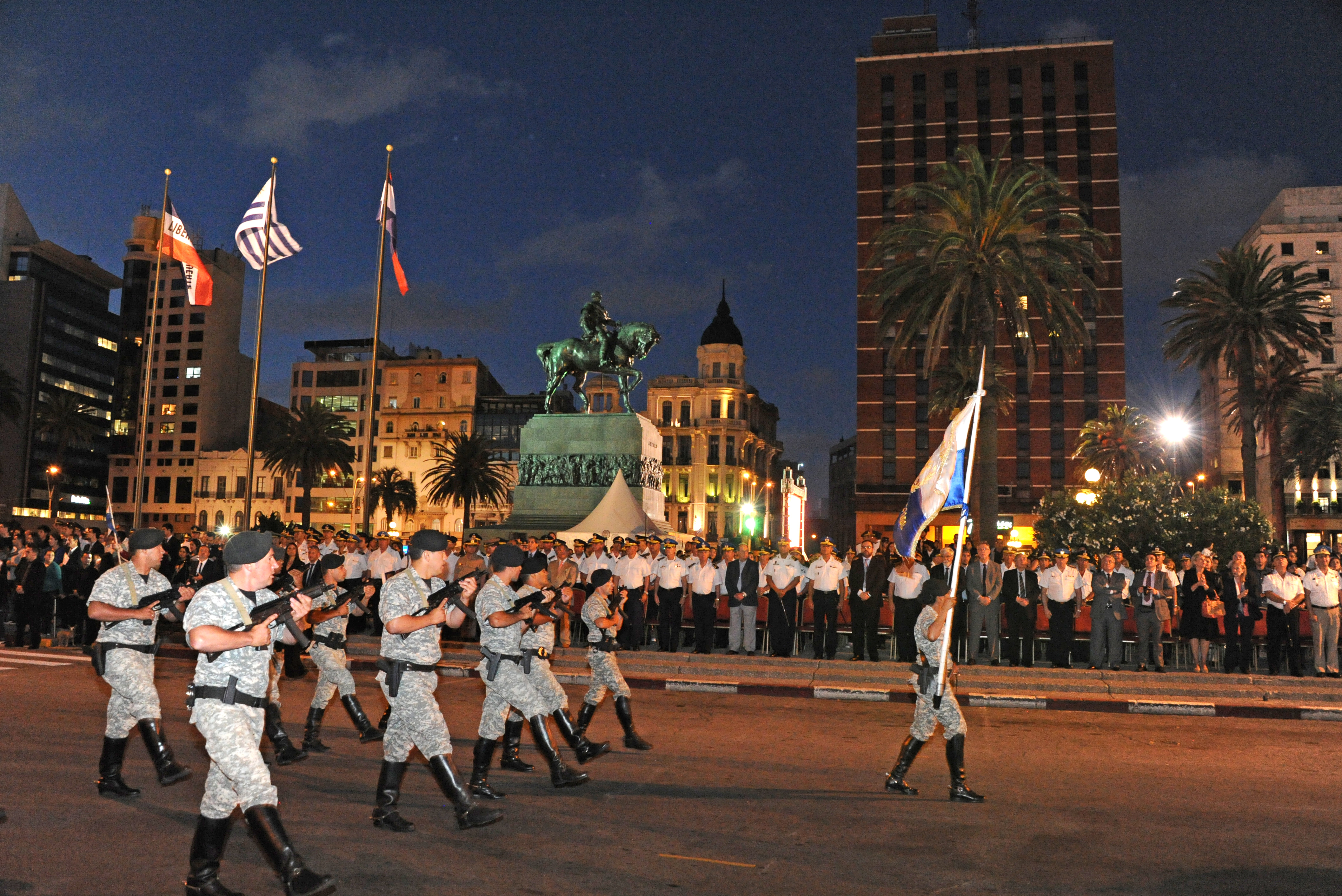 Desfile de efectivos policiales
