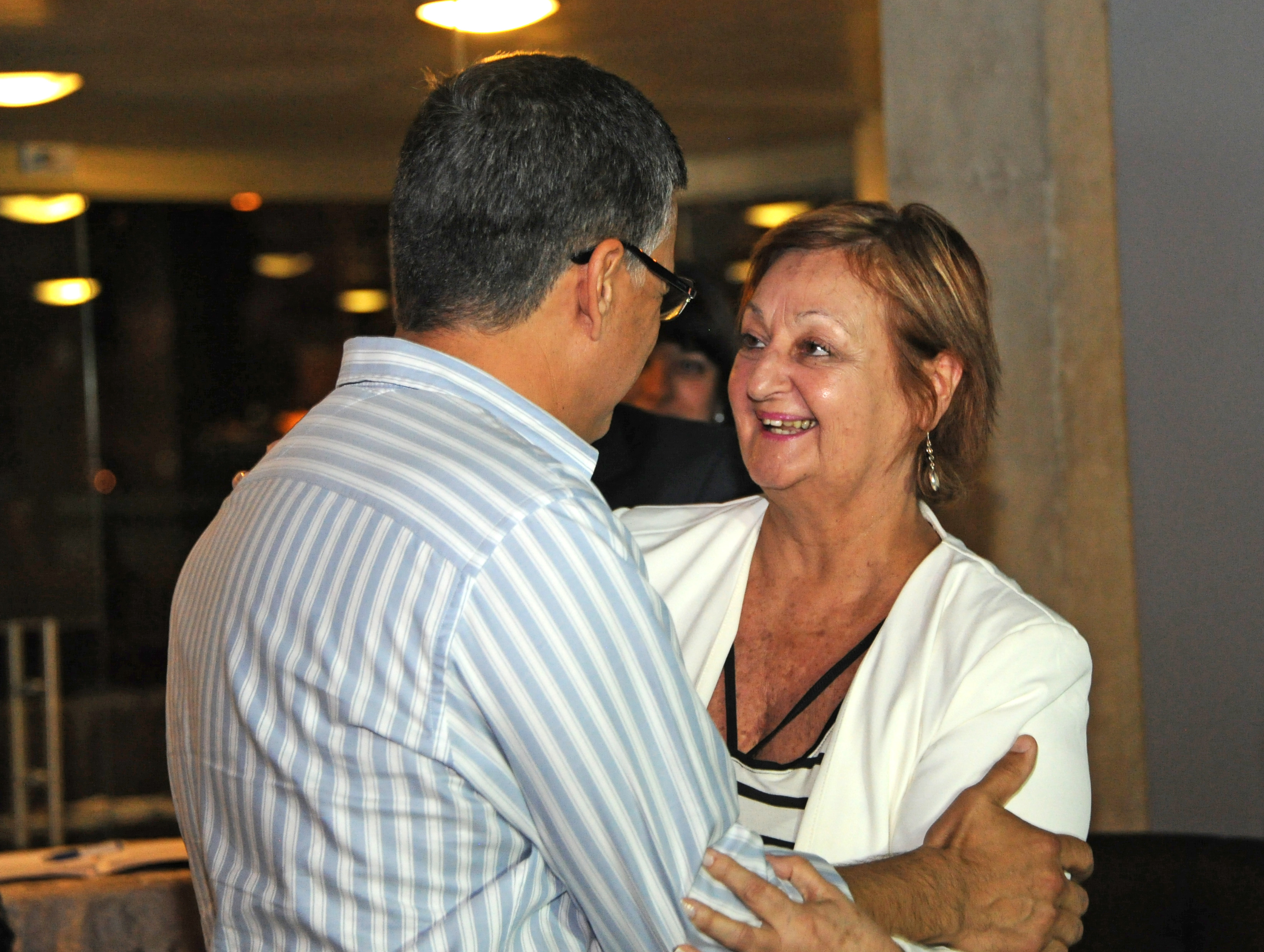 Marne Osorio, intendente de Rivera, recibe el saludo de la ministra de Turismo, Liliam Kechichian