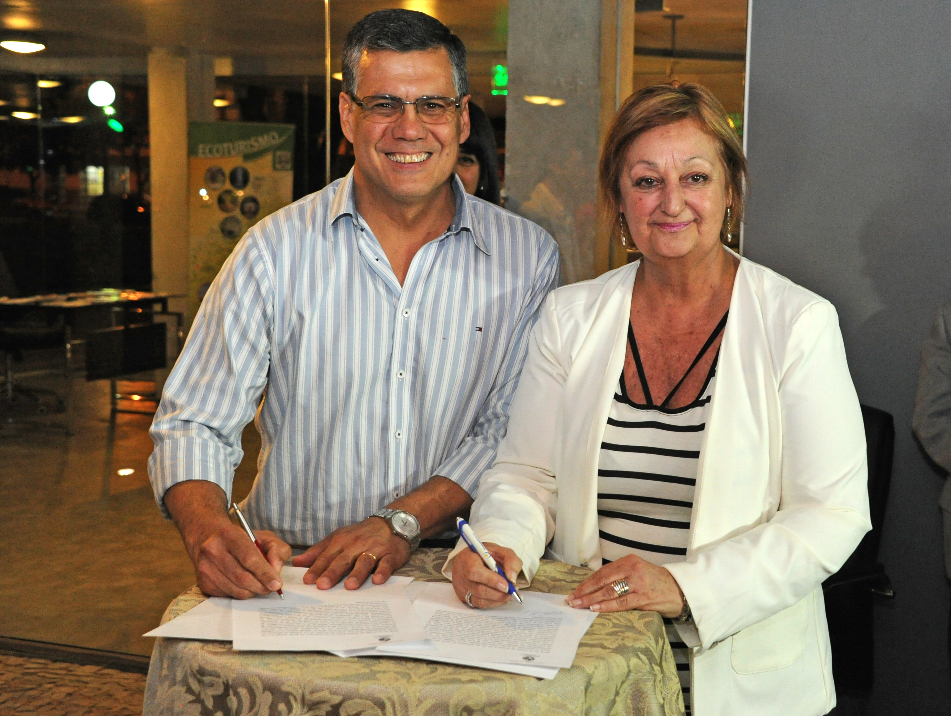 Marne Osorio, intendente de Rivera, junto a la ministra de Turismo, Liliam Kechichian