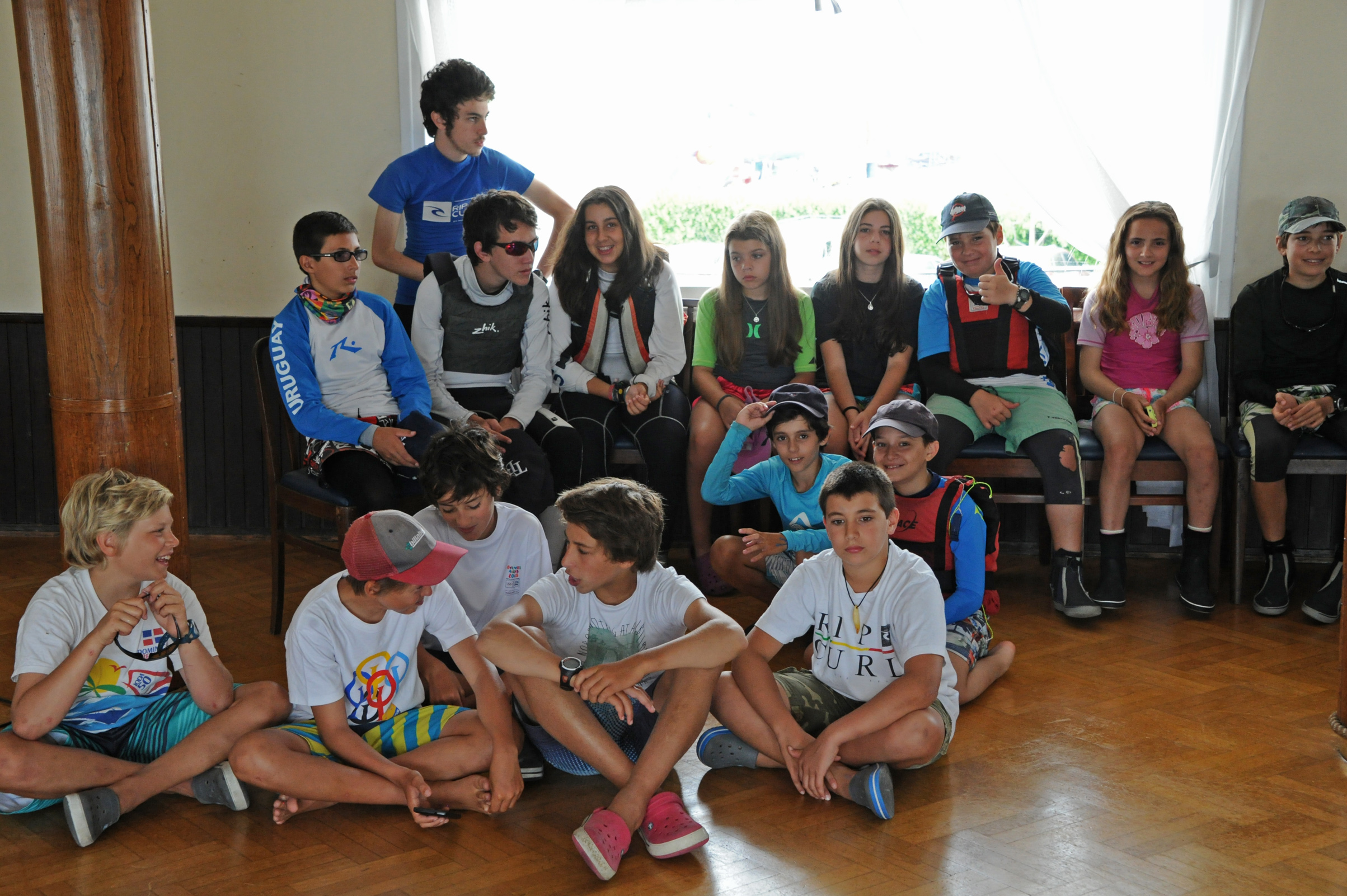 Jóvenes asistentes a la ceremonia