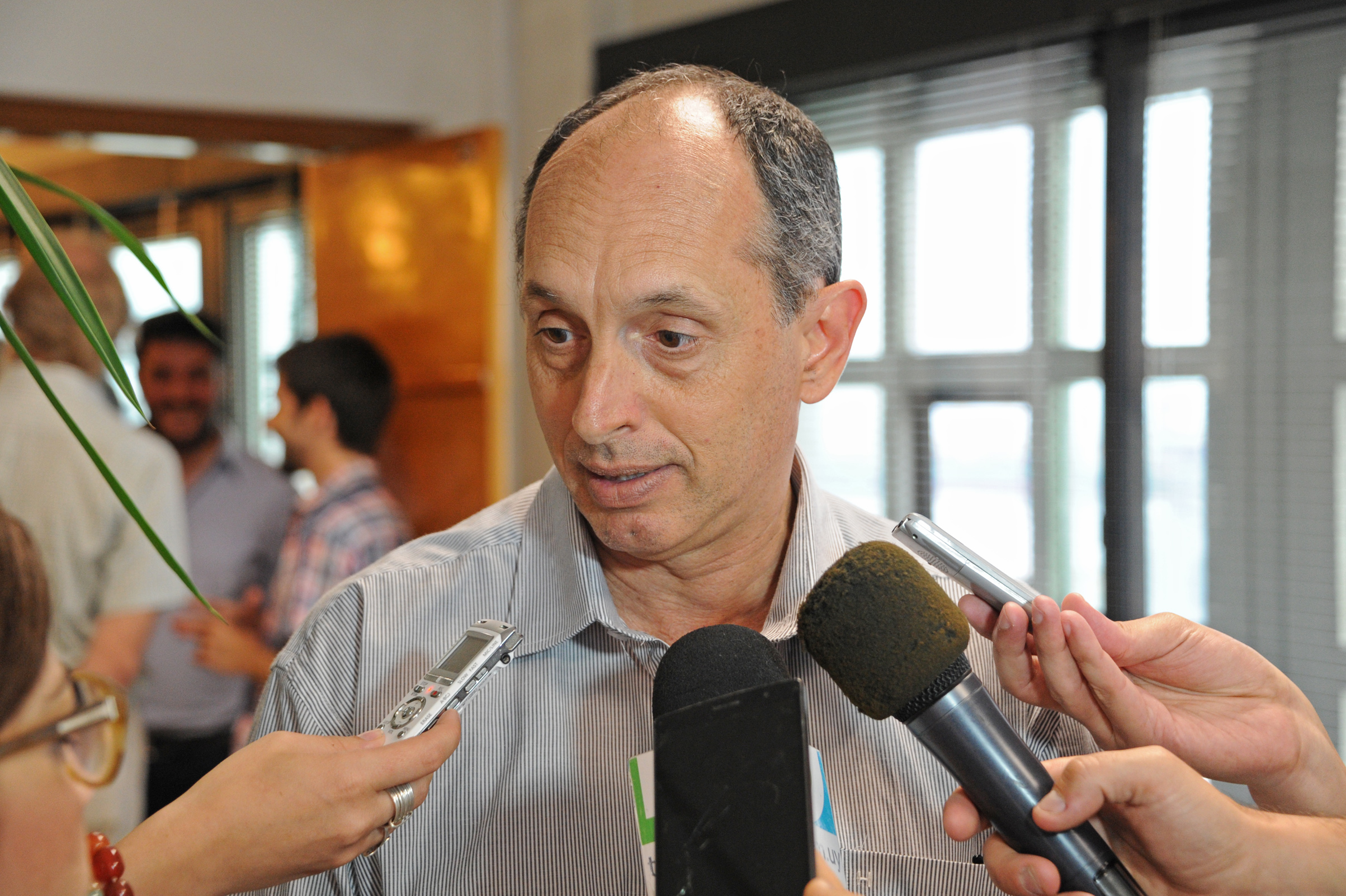 Presidente de UTE, Gonzalo Casaravilla, realizando declaraciones a la prensa