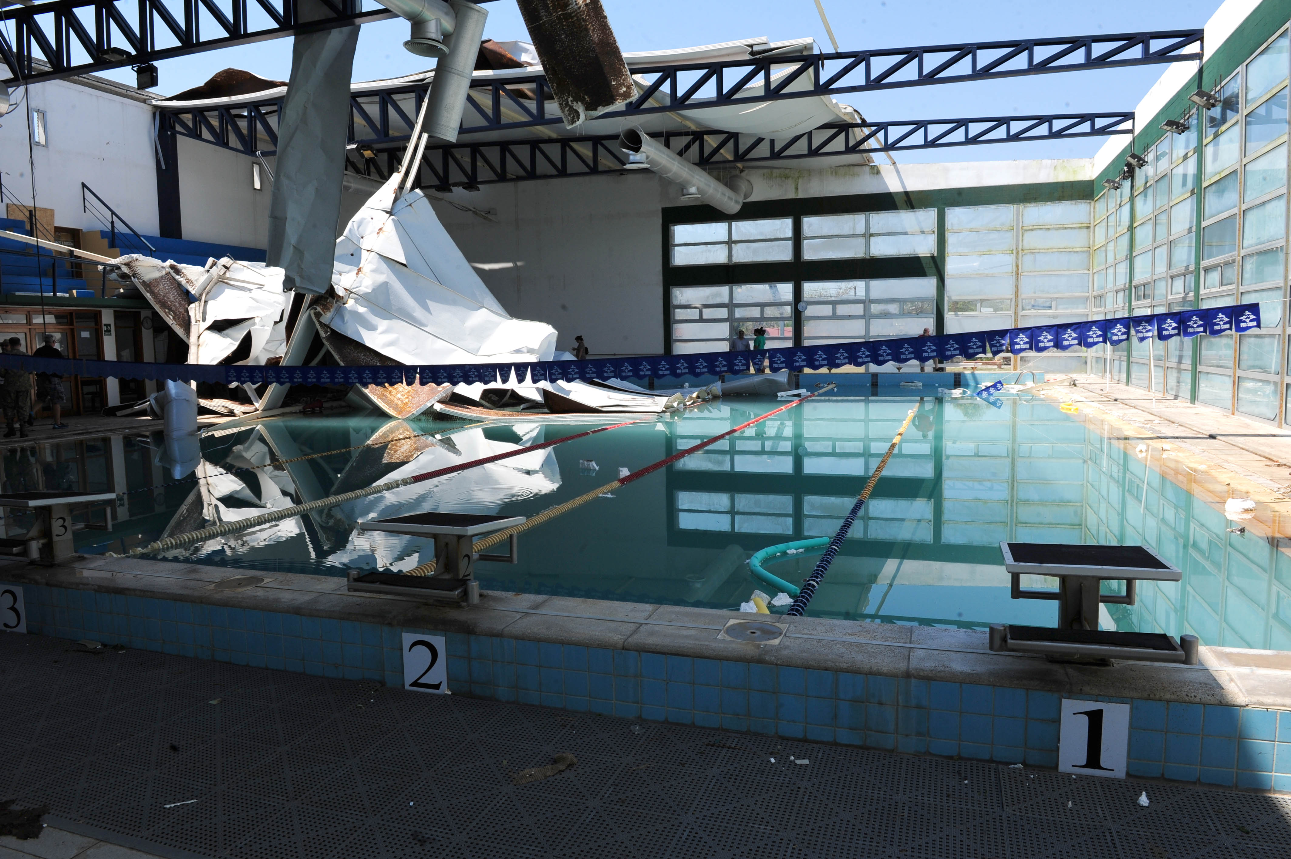 Piscina de San Carlos,la cual se le voló el techo