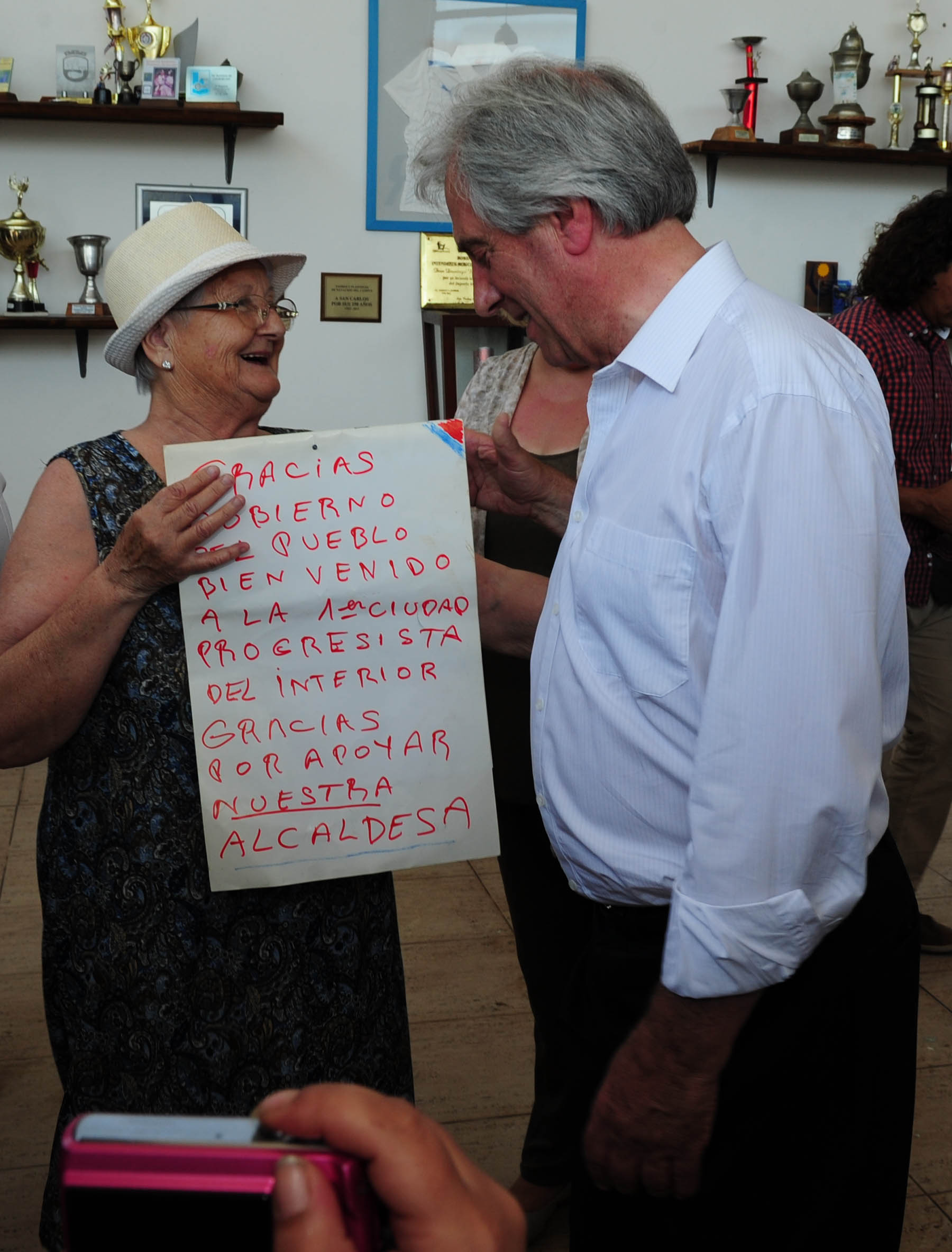 Vecina de San Carlos recibe al Presidente con un cartel de bienvenida