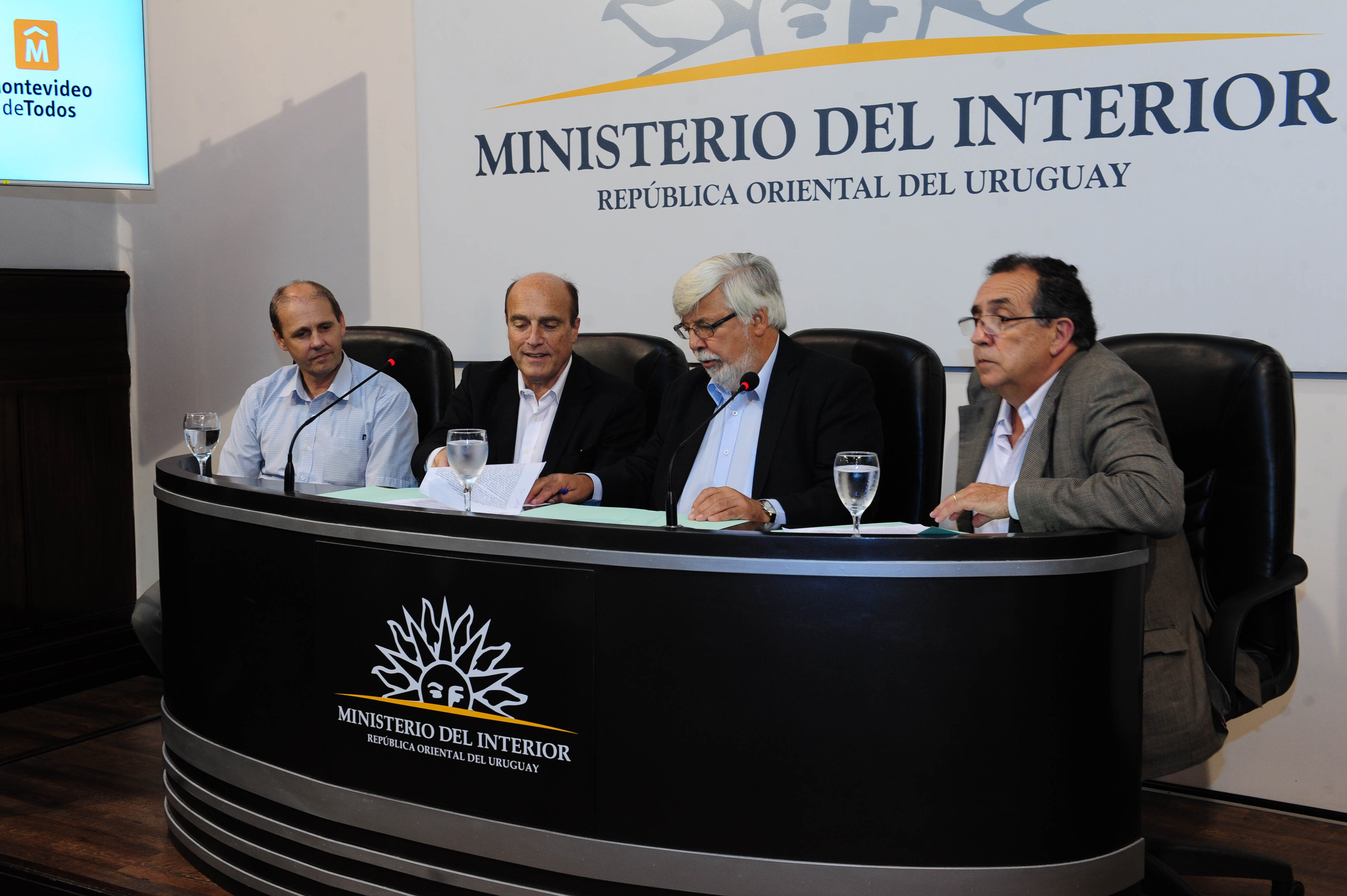 El intendente capitalino, Daniel Martínez y el ministro del Interior, Eduardo Bonomi firman el acuerdo