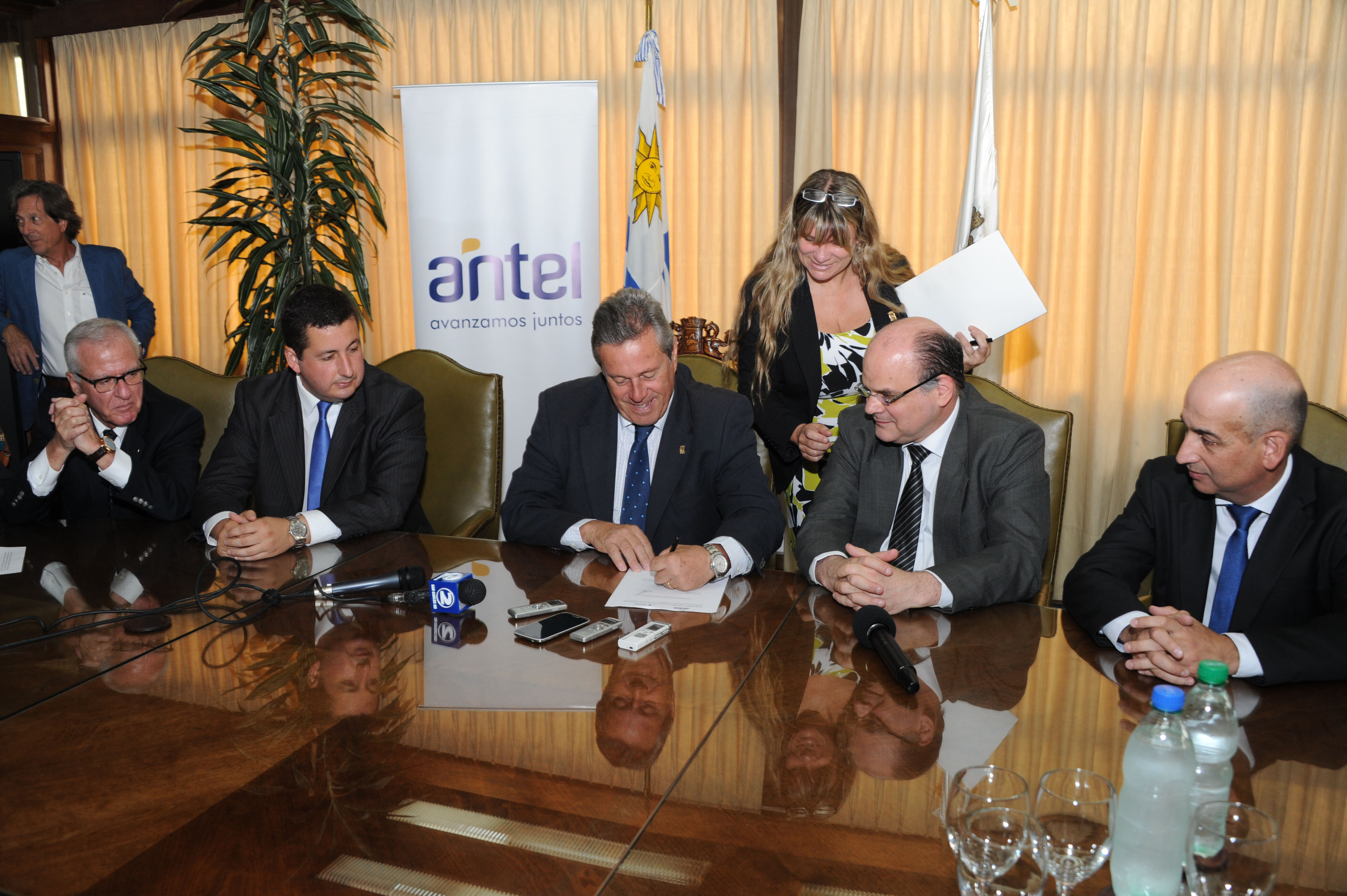 Firma de convenio entre Intendencia de Maldonado y ANTEL