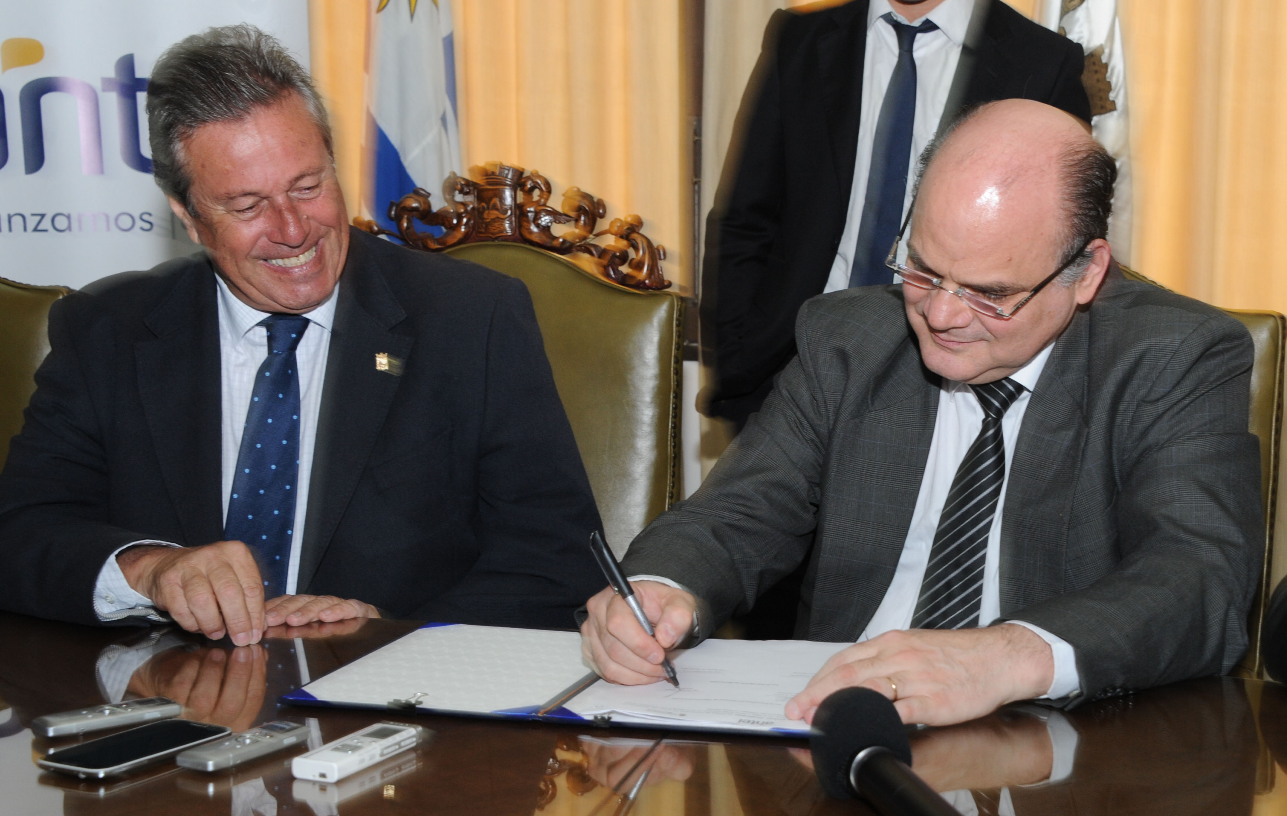 Firma de convenio entre Intendencia de Maldonado y ANTEL