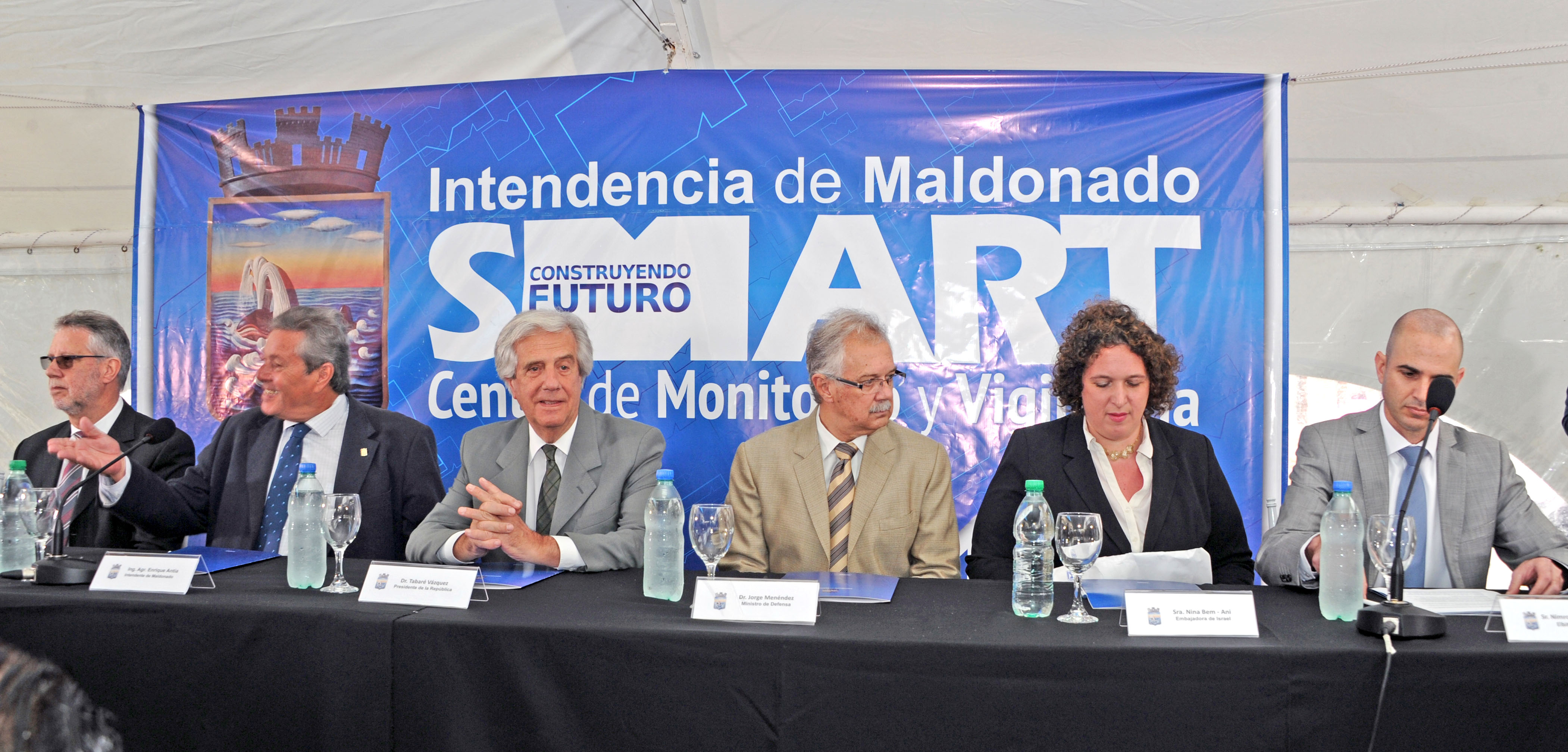 Presidente Vázquez encabezando la mesa de autoridades