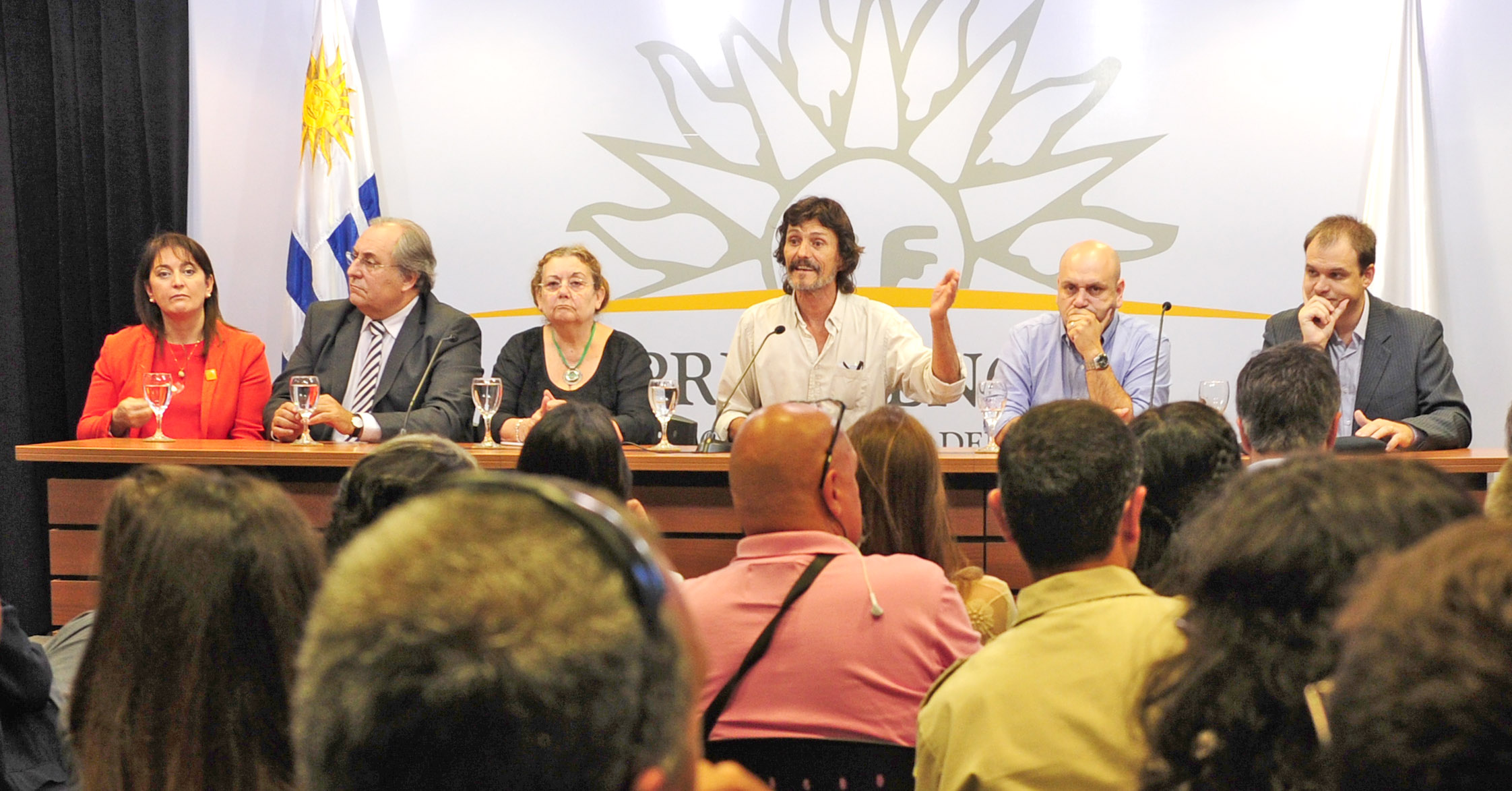 Presidente UNASEV, Gerardo Barrios encabezando el informe