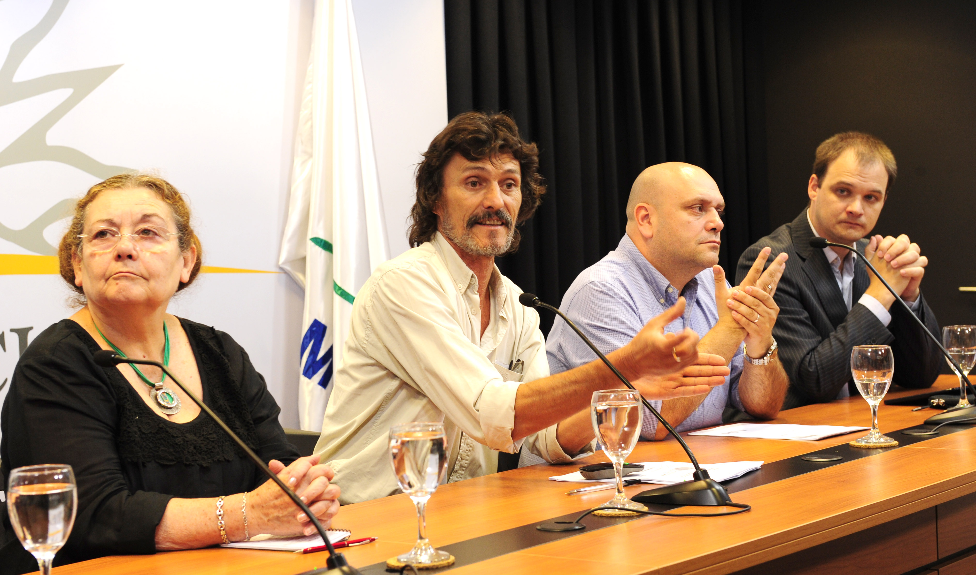 Presidente UNASEV, Gerardo Barrios encabezando el informe