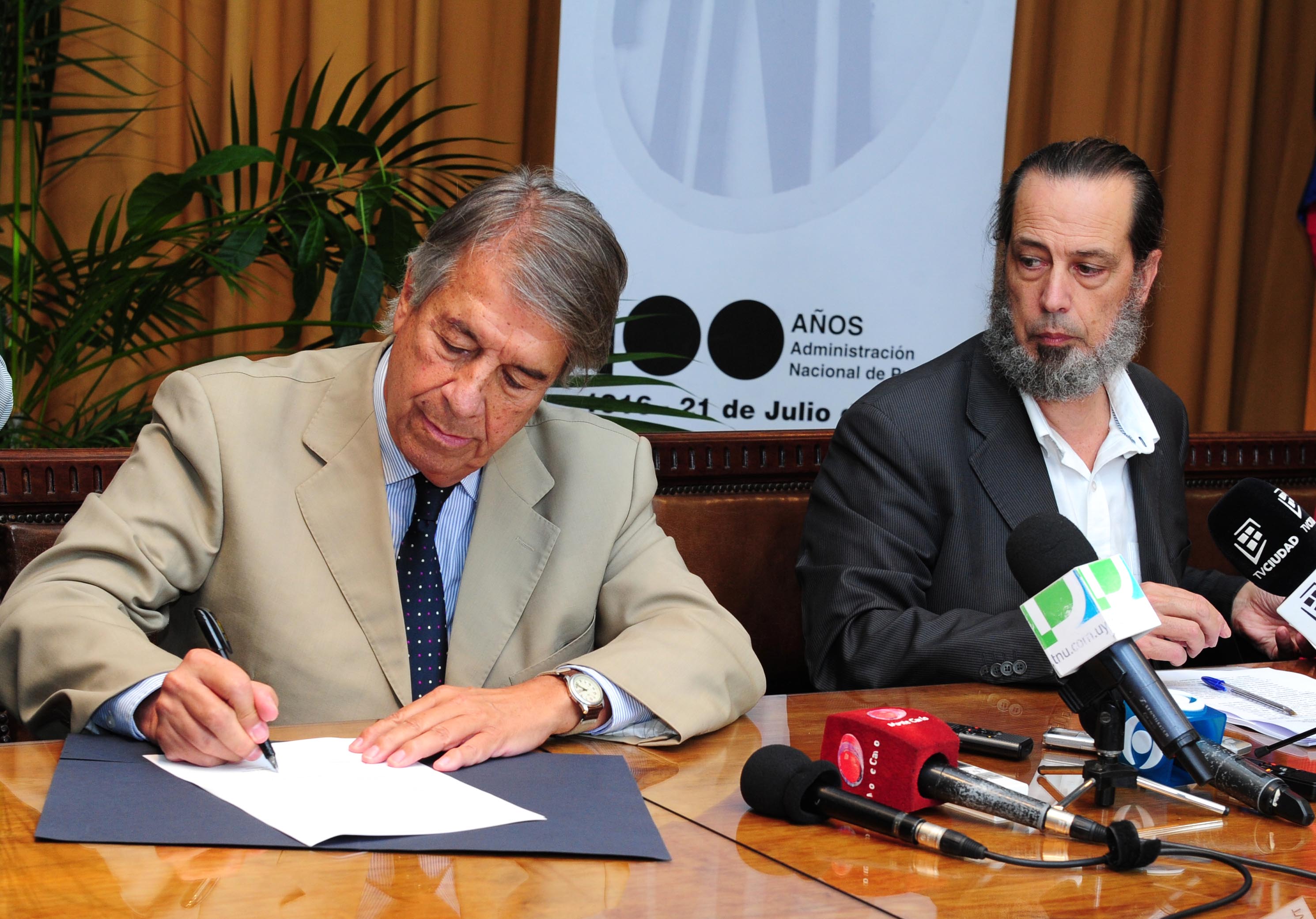 Presidente de la CND, Jorge Perazzo firmando el convenio