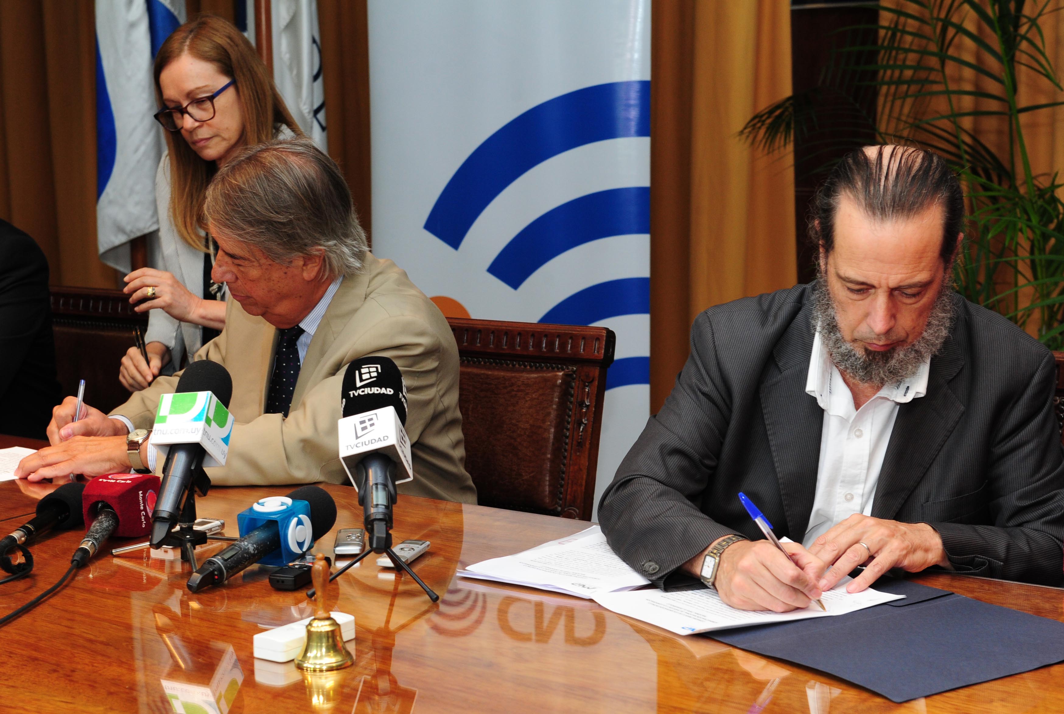 Presidente de la CND, Jorge Perazzo y el titular de la ANP, Alberto Díaz firman el convenio