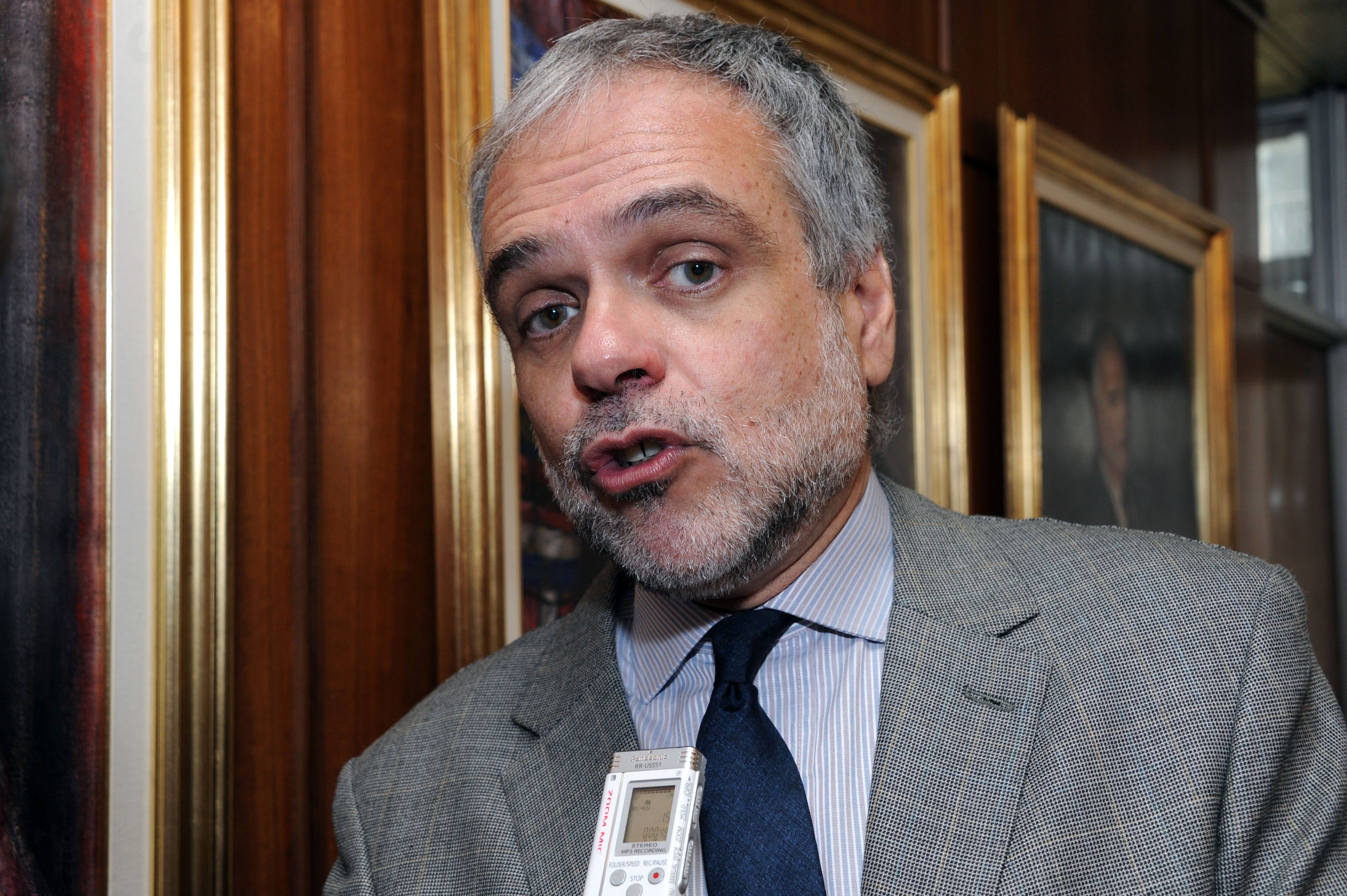 José Luis Cancela realizando declaraciones a la prensa