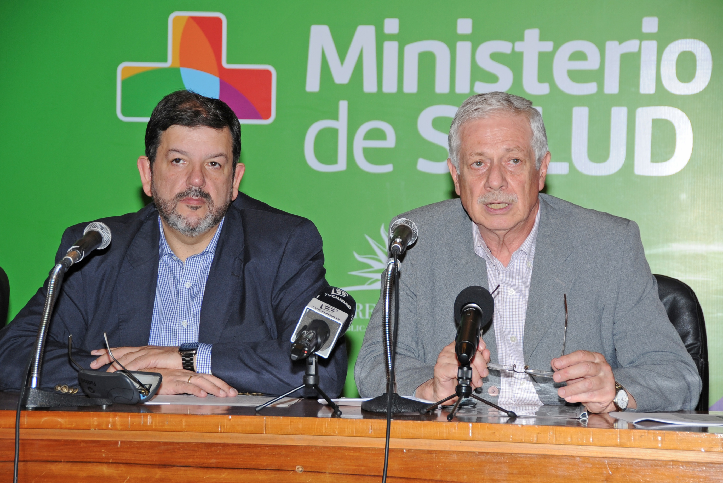 Ministro de Salud Pública, Jorge Basso, junto a presidente de la Junasa, Arturo Echevarría