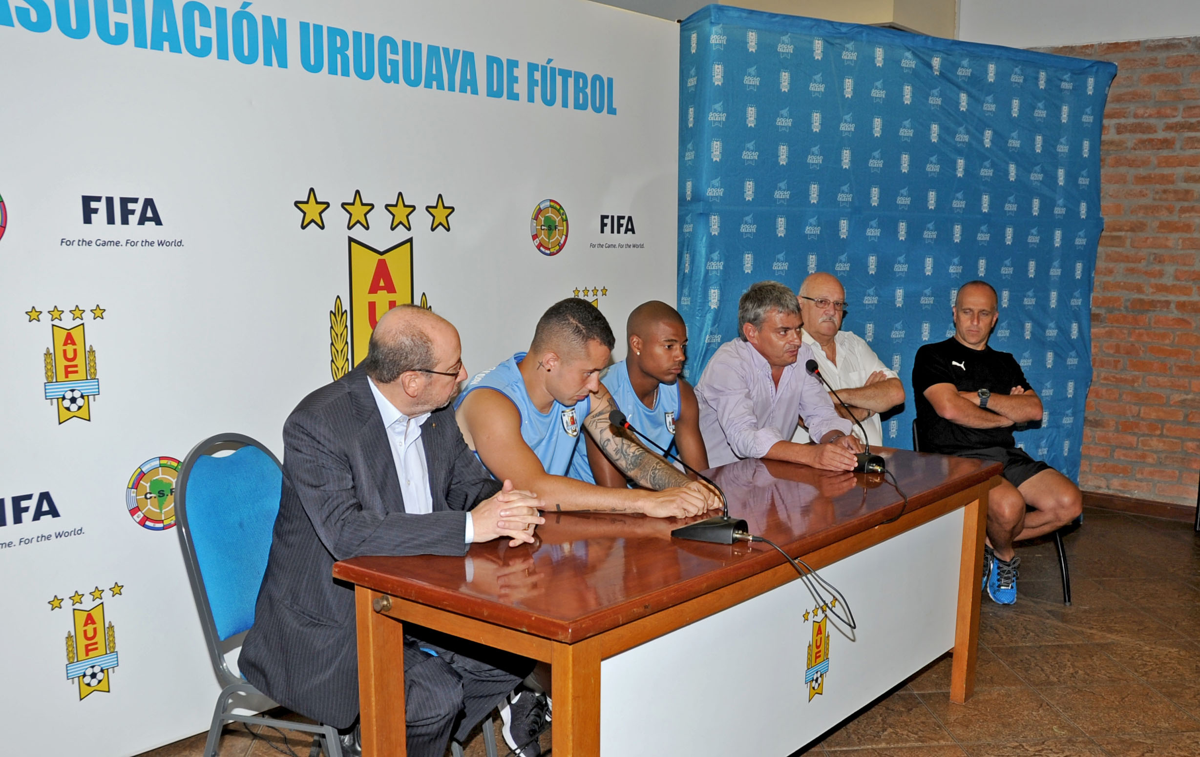 Mesa de autoridades acompañados por Nicolás de la Cruz y Rodrigo Amaral