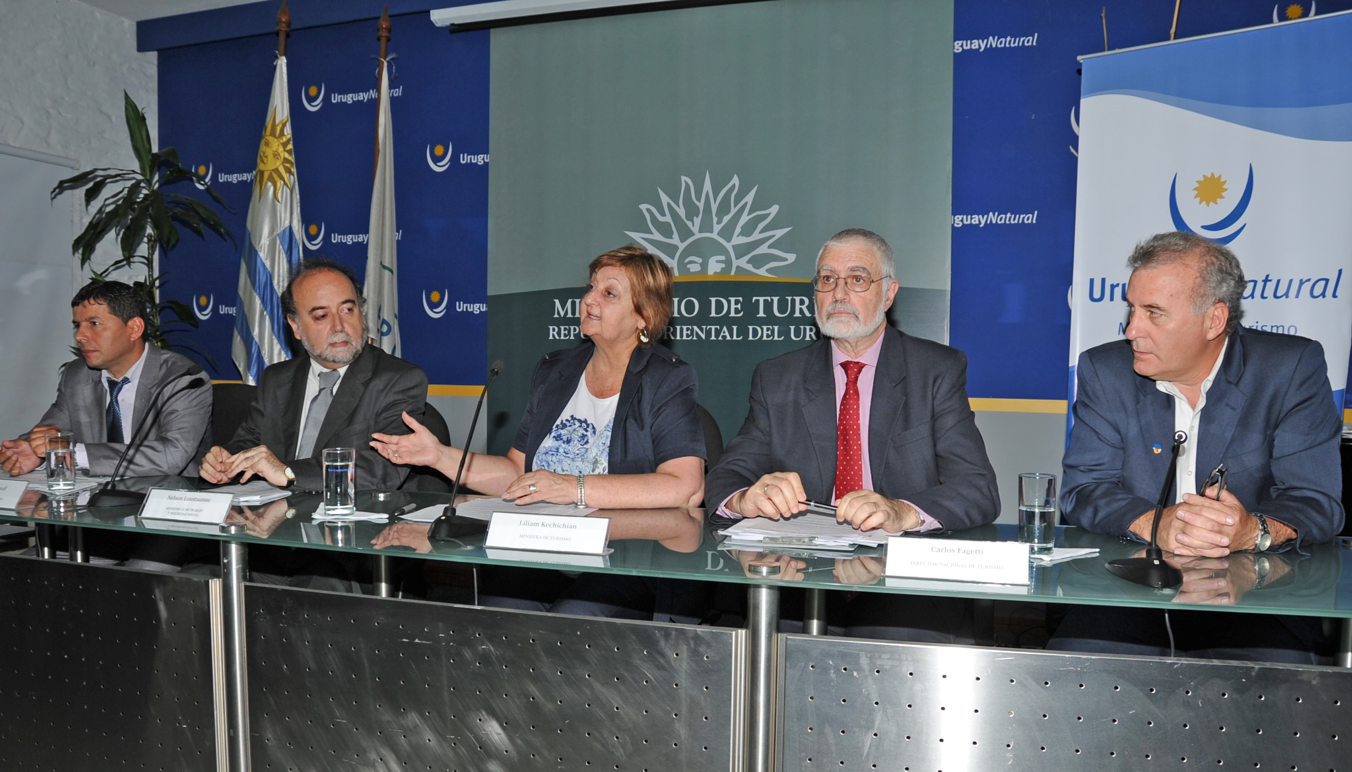Ministra de Turismo, Liliam Kechichian junto a autoridades del ministerio de Trabajo, en conferencia de prensa