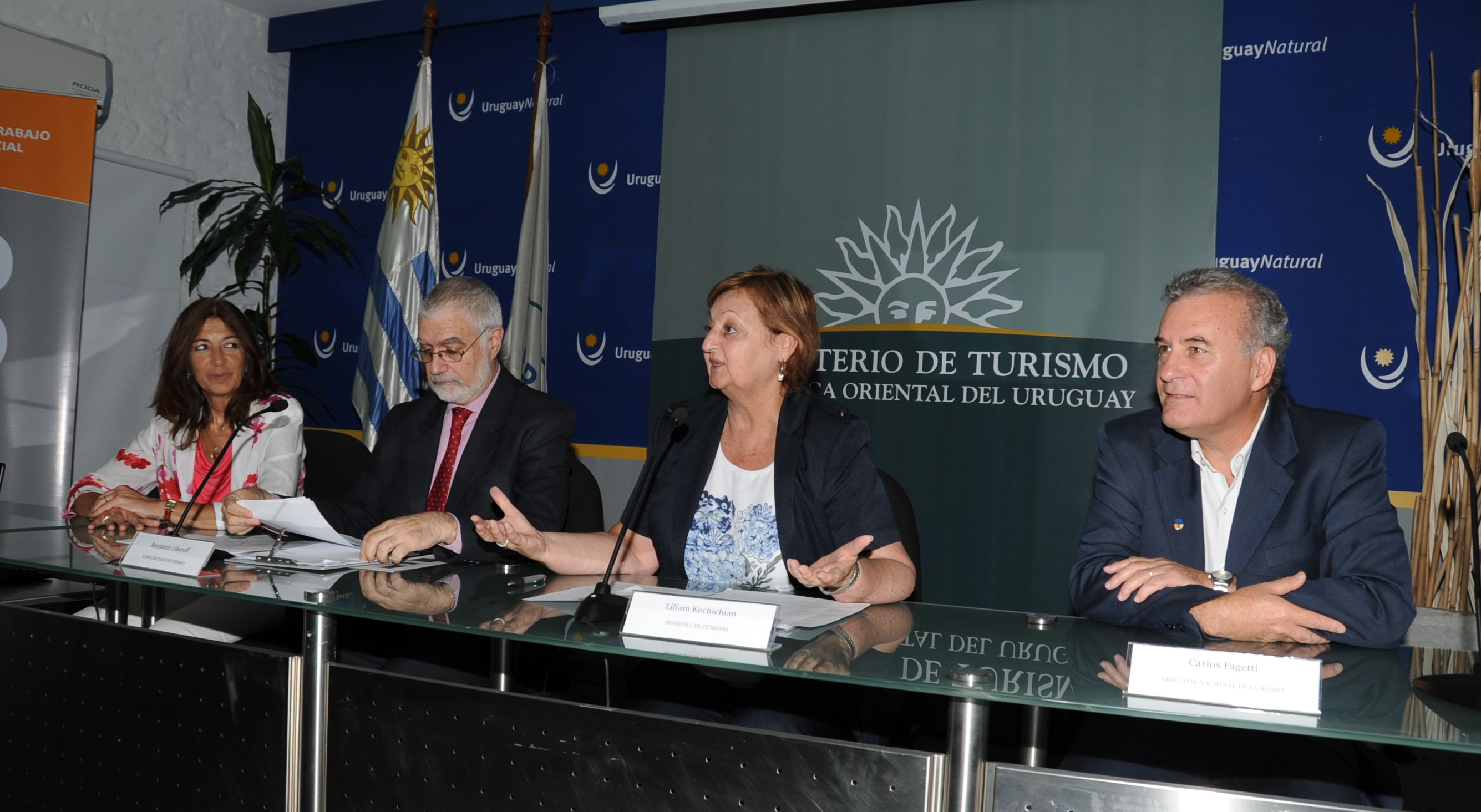 Ministra de Turismo, Liliam Kechichian en conferencia de prensa