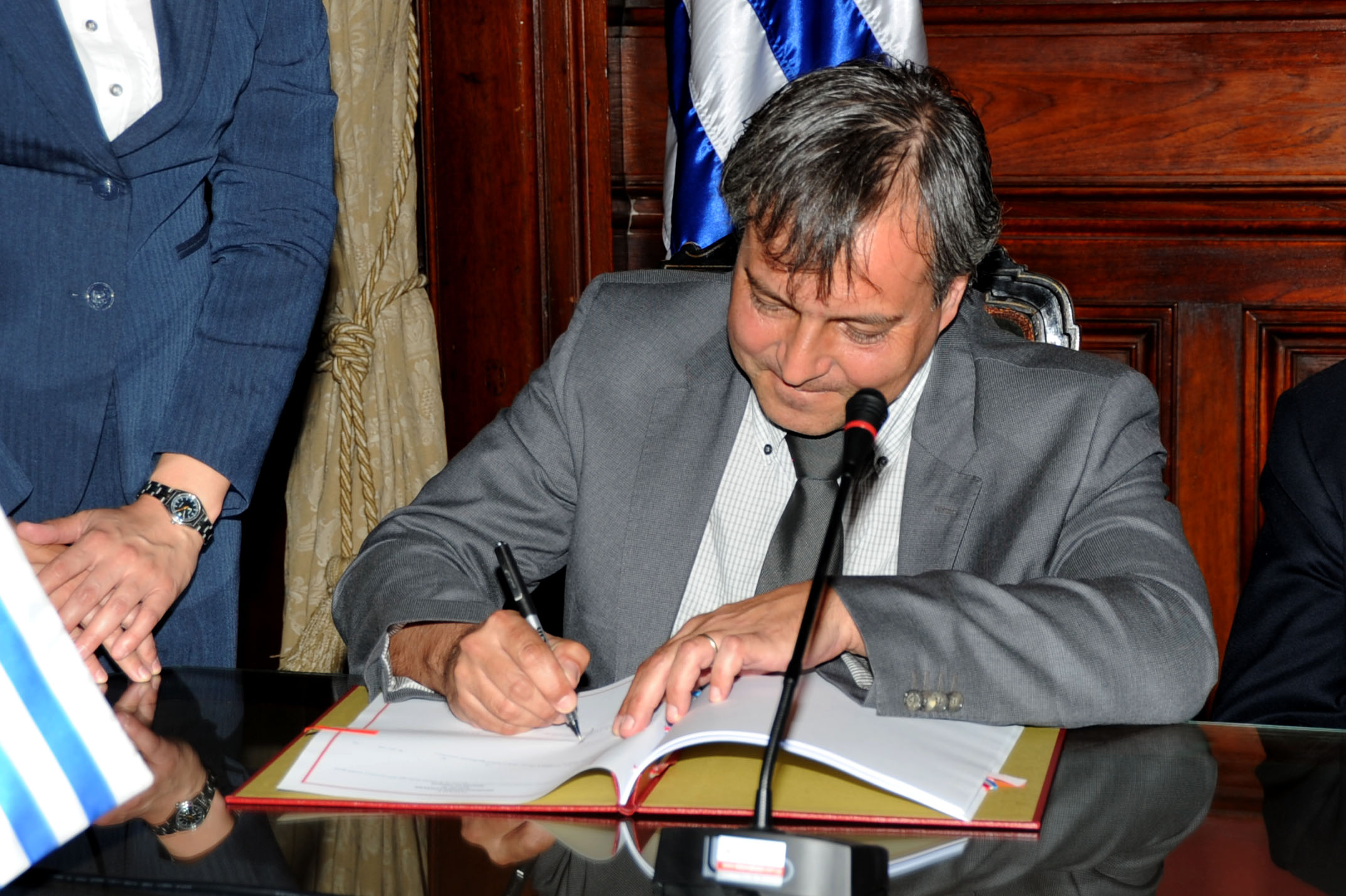 El director de la Inspección General de Seguridad Social de Luxemburgo, Thomas Dominique, firma el acuerdo