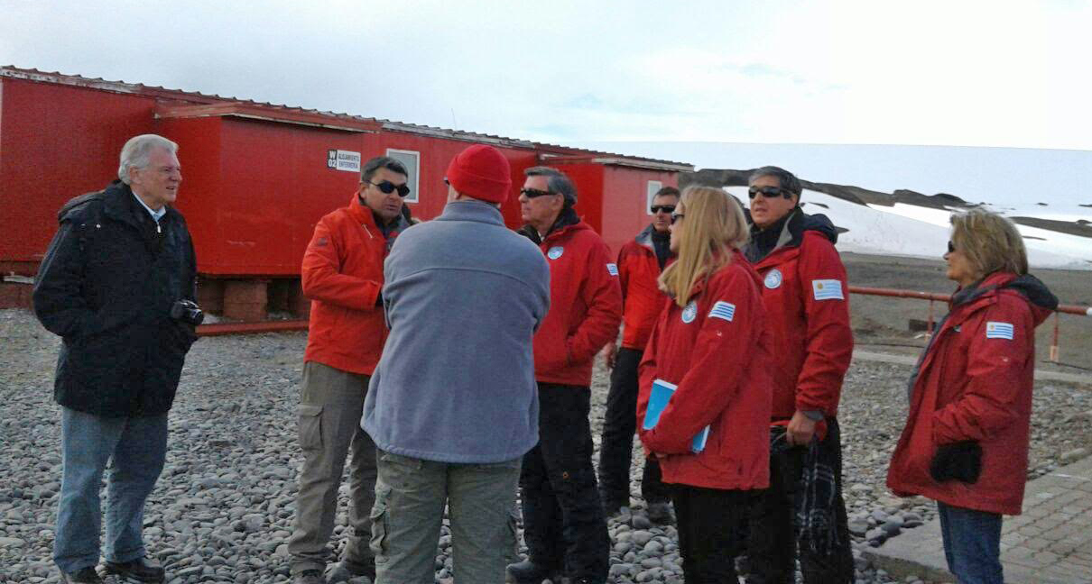 Recorrida por las instalaciones de la Base Artigas