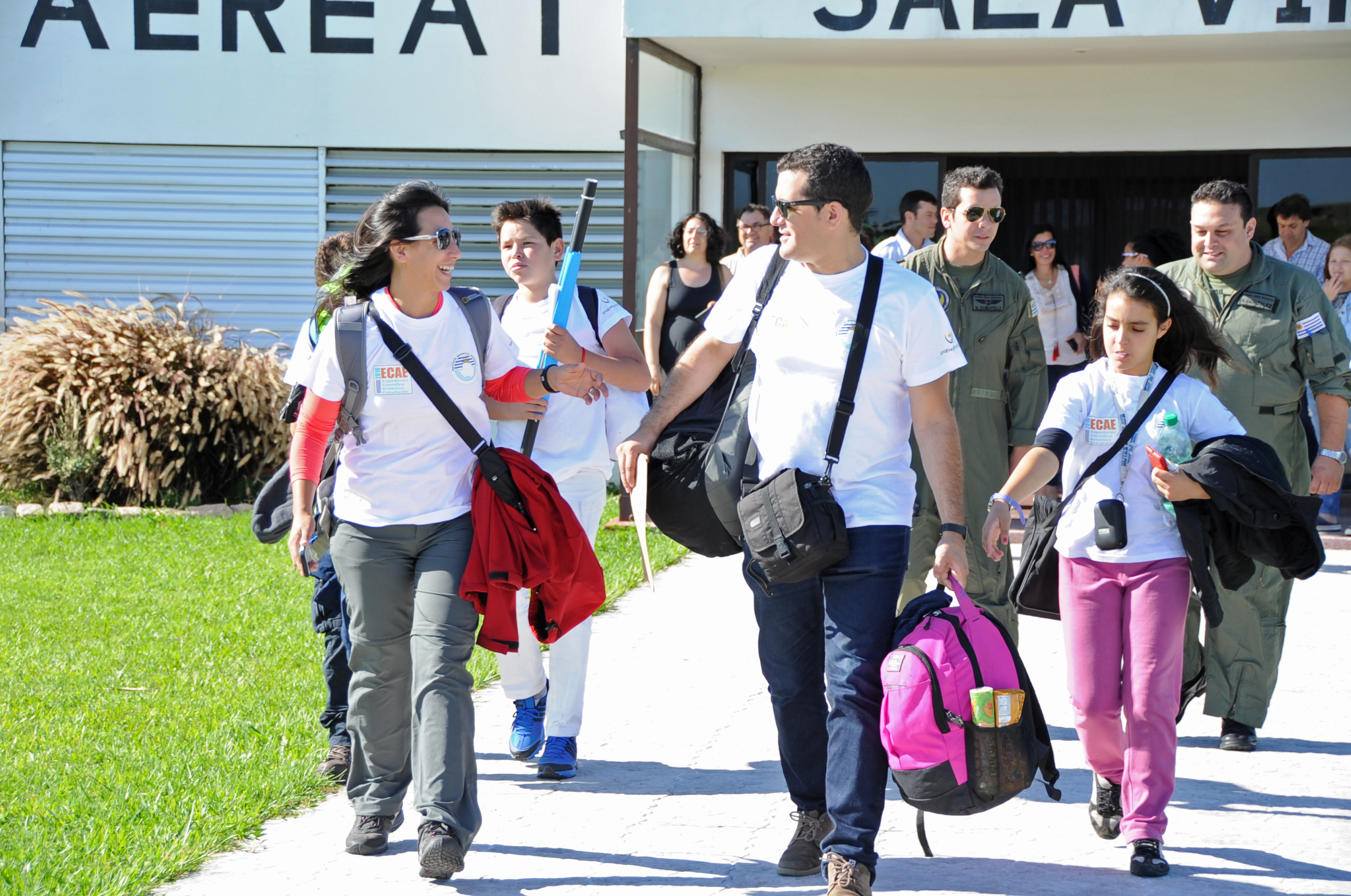 Estudiantes embarcan para partir a la base antártica