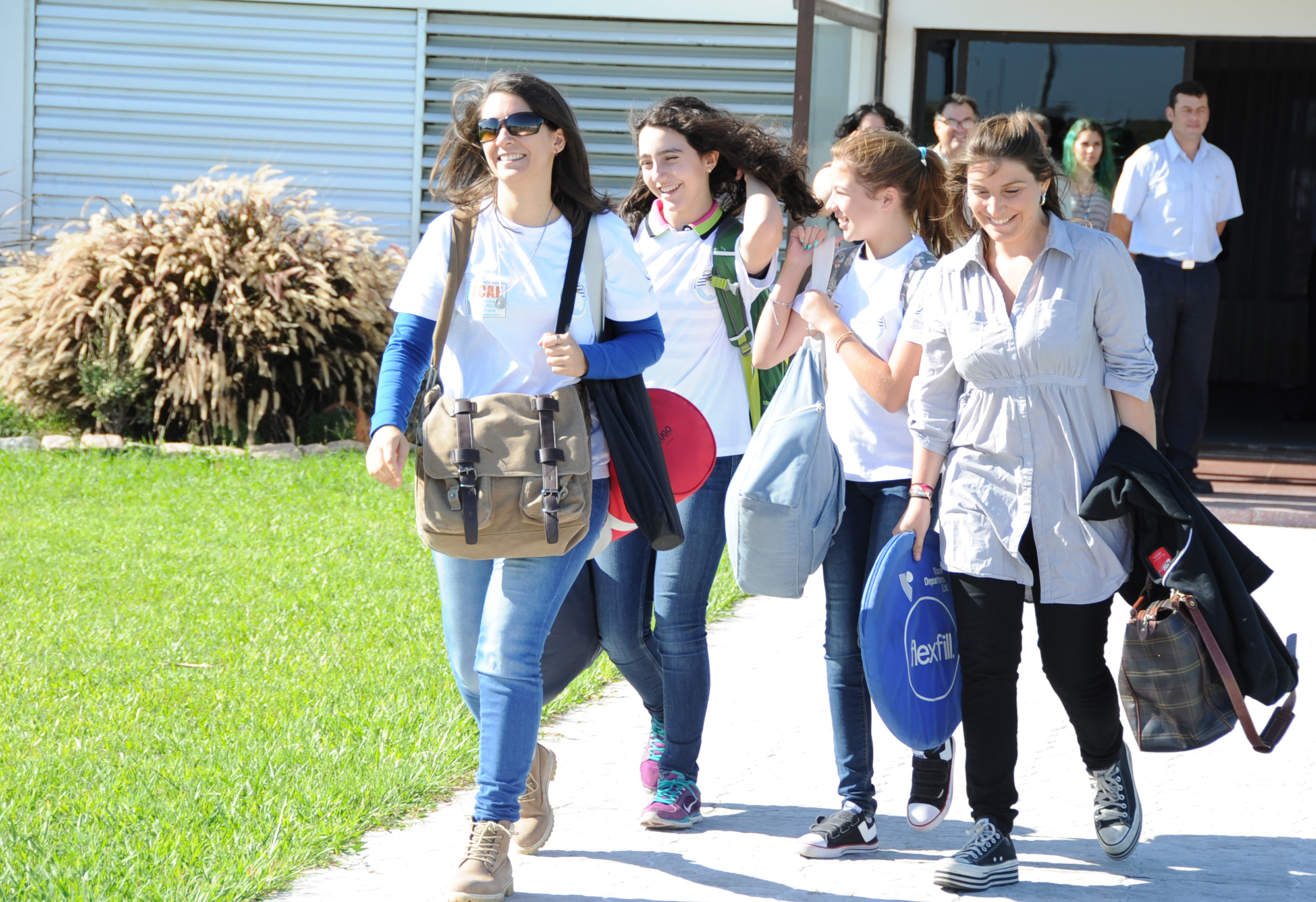 Estudiantes embarcan para partir a la base antártica