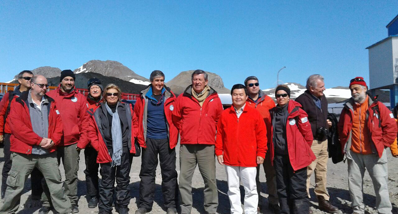 Delegación uruguaya en la Antártida visitó la base china Great Wall