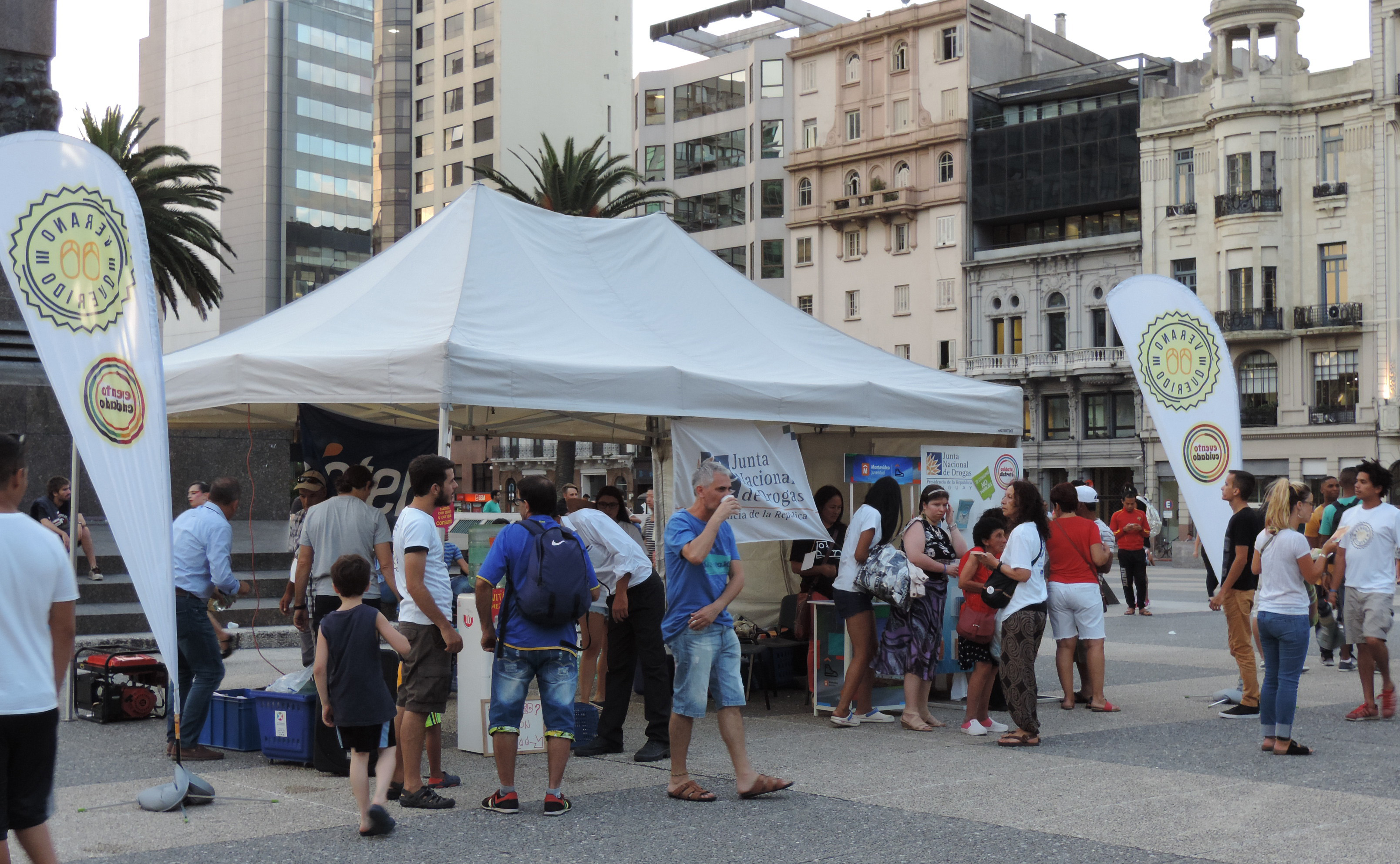 Puestos informativos en Plaza Independencia