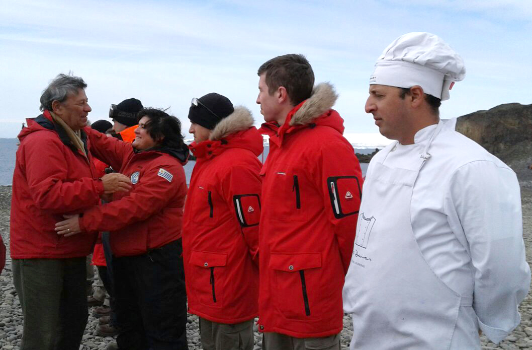 Canciller Nin Novoa se despide de integrantes de la Base Científica Antártica Artigas