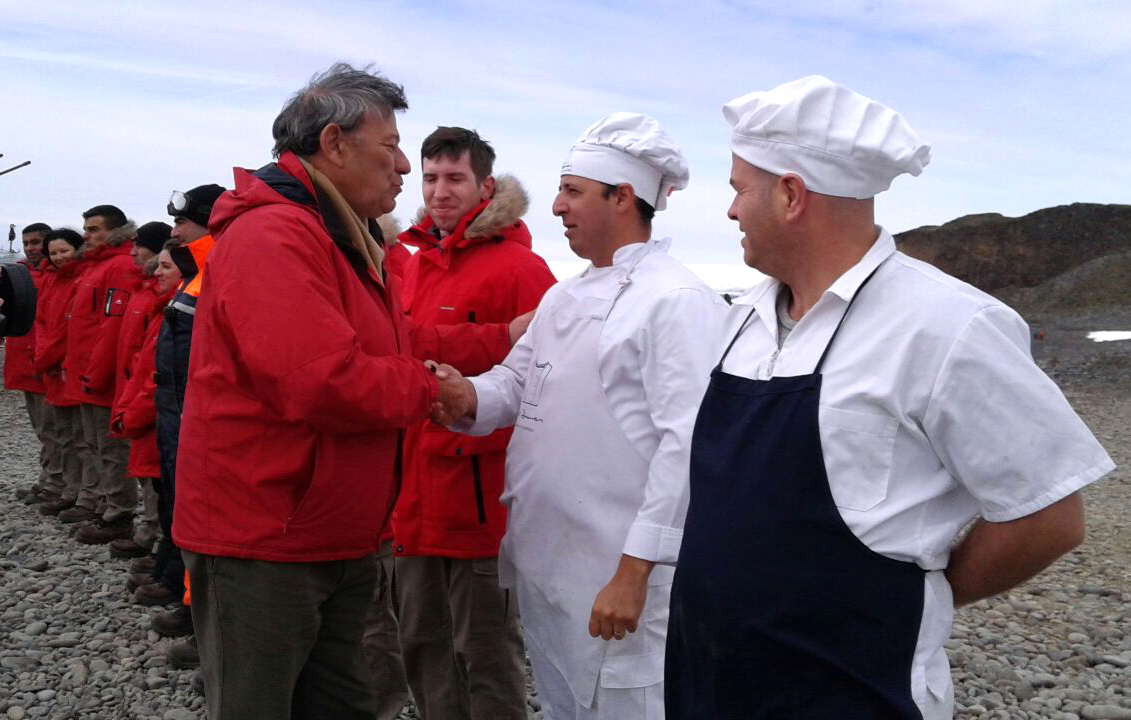 Canciller Nin Novoa se despide de integrantes de la Base Científica Antártica Artigas