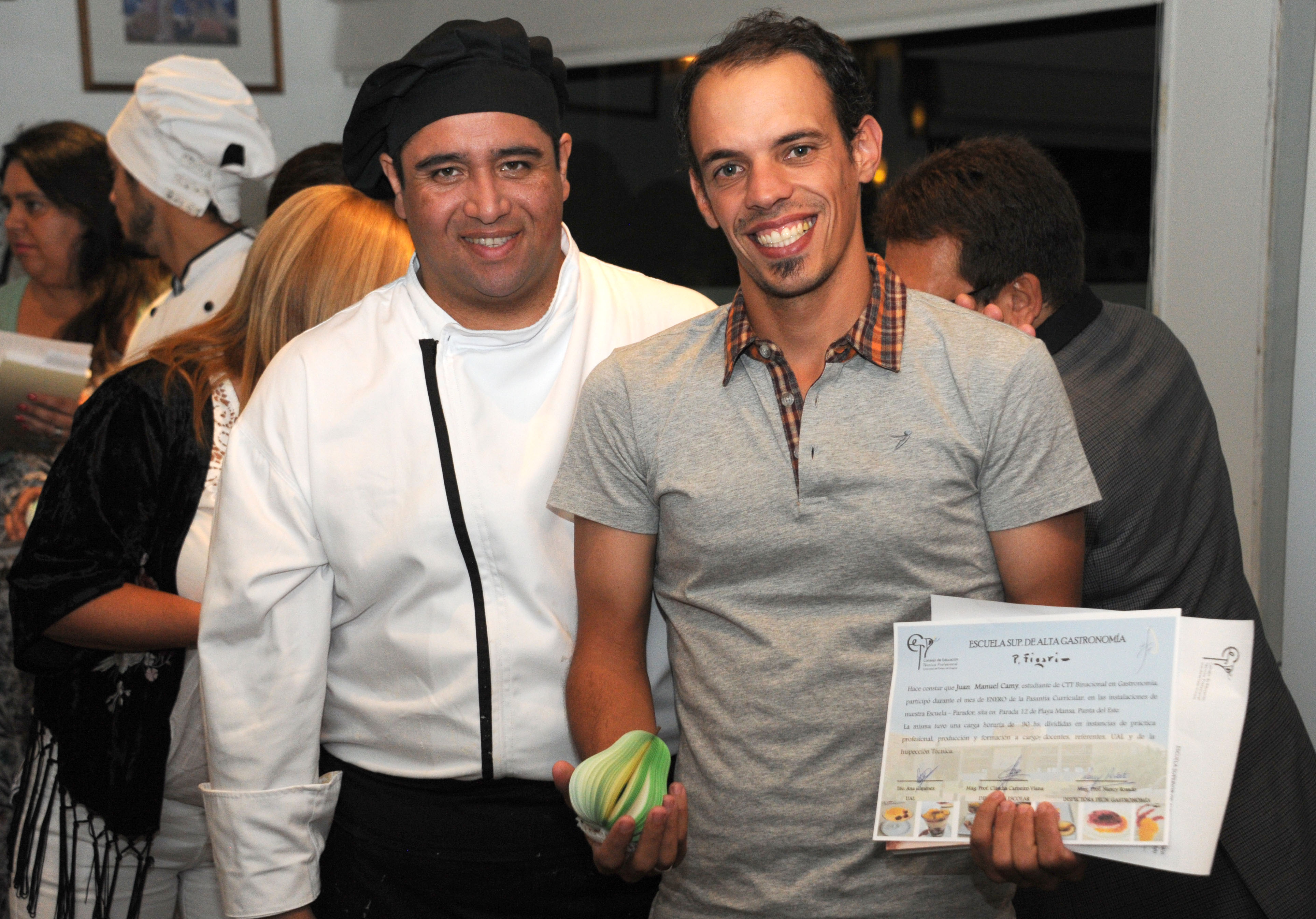 Entrega de diploma a estudiante