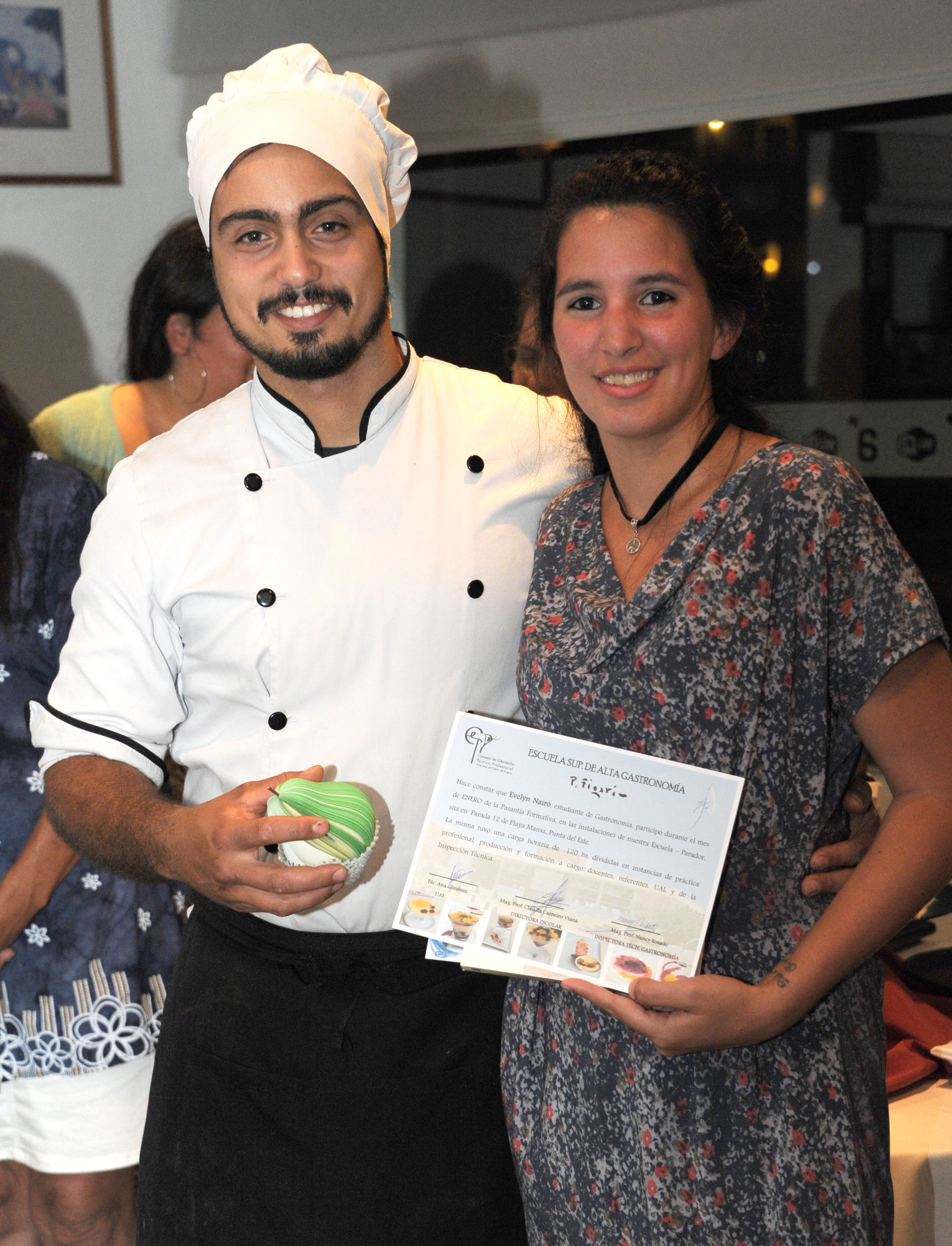 Entrega de diploma a estudiante
