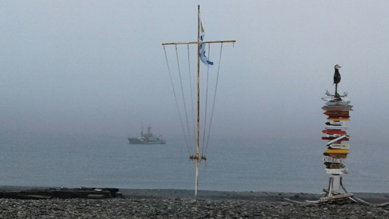 Buque Vanguardia en la Base Científica Antártica Artigas