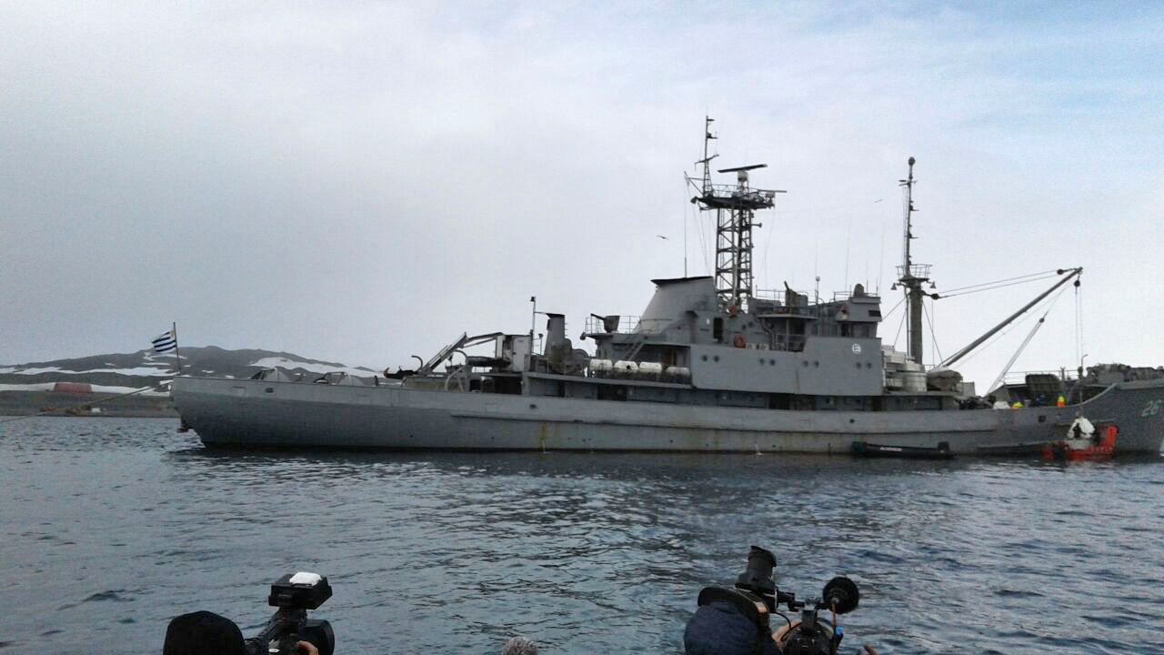Buque Vanguardia en la Base Científica Antártica Artigas